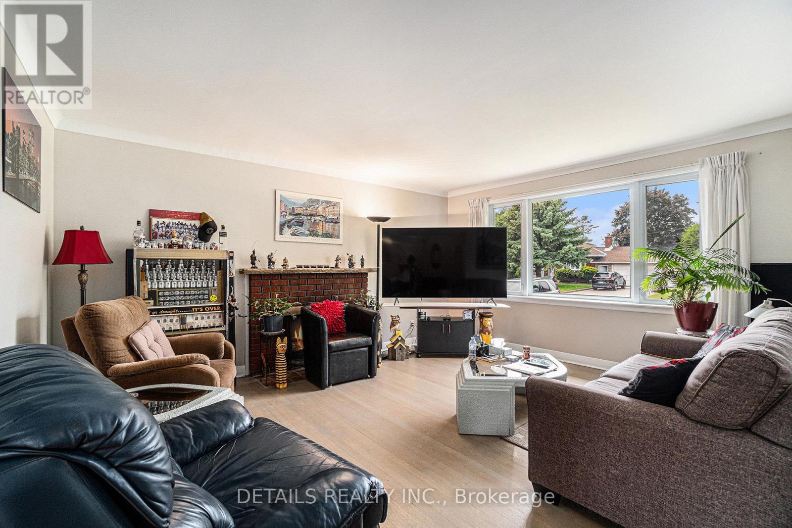 39 Roundhay Drive, Ottawa, Ontario  K2G 1B6 - Photo 4 - X12211415