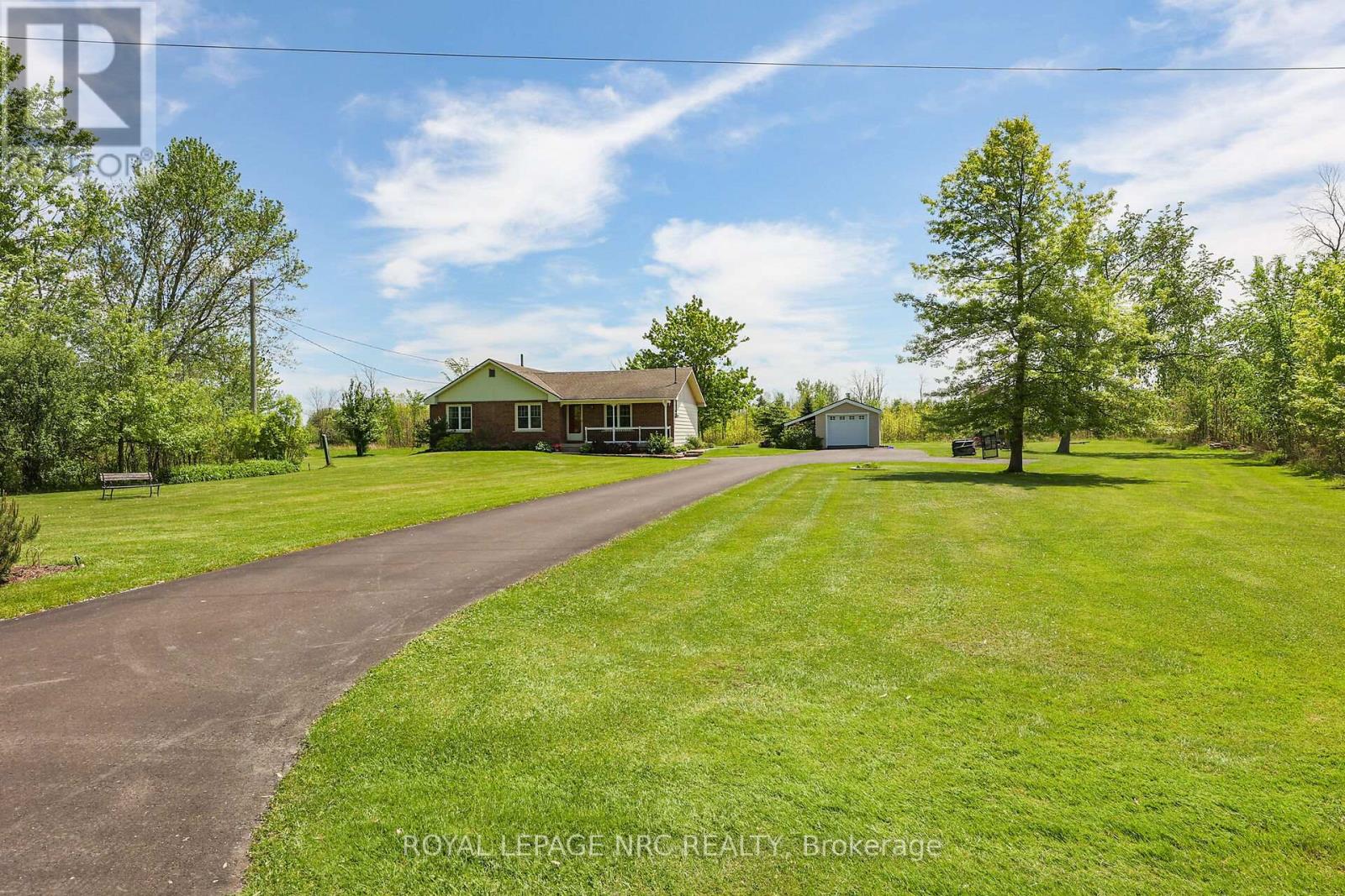 410 Cairns Crescent, Fort Erie, Ontario  L2A 5M4 - Photo 2 - X12211413