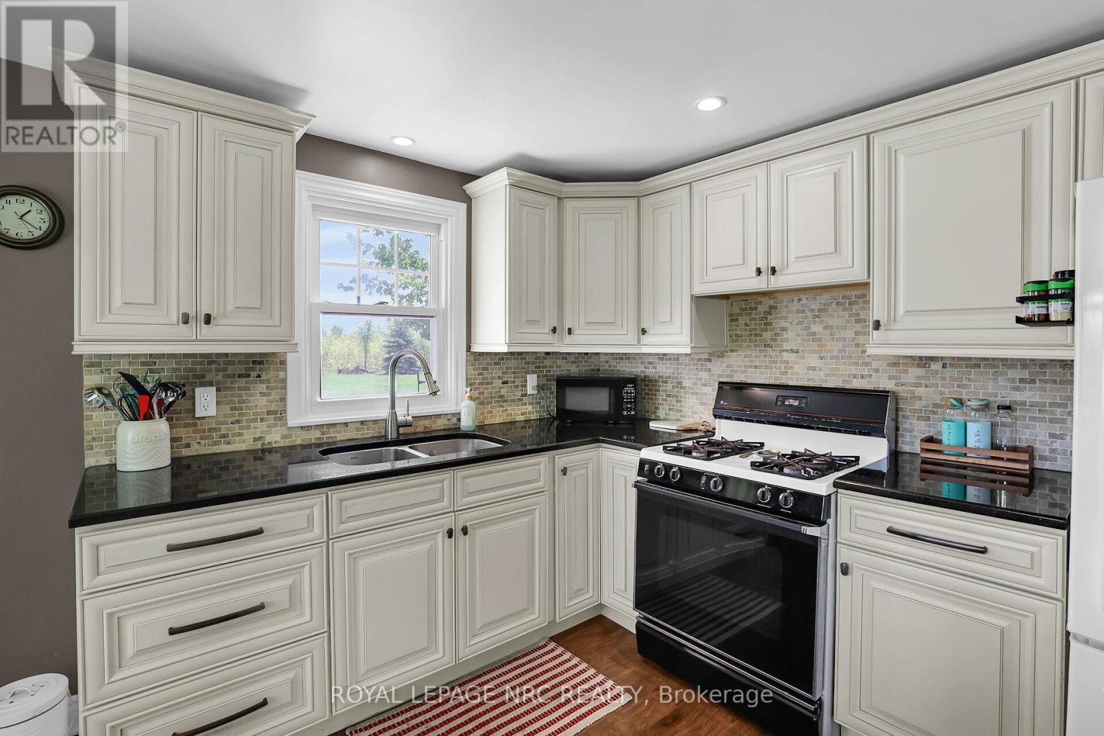 410 Cairns Crescent, Fort Erie, Ontario  L2A 5M4 - Photo 8 - X12211413