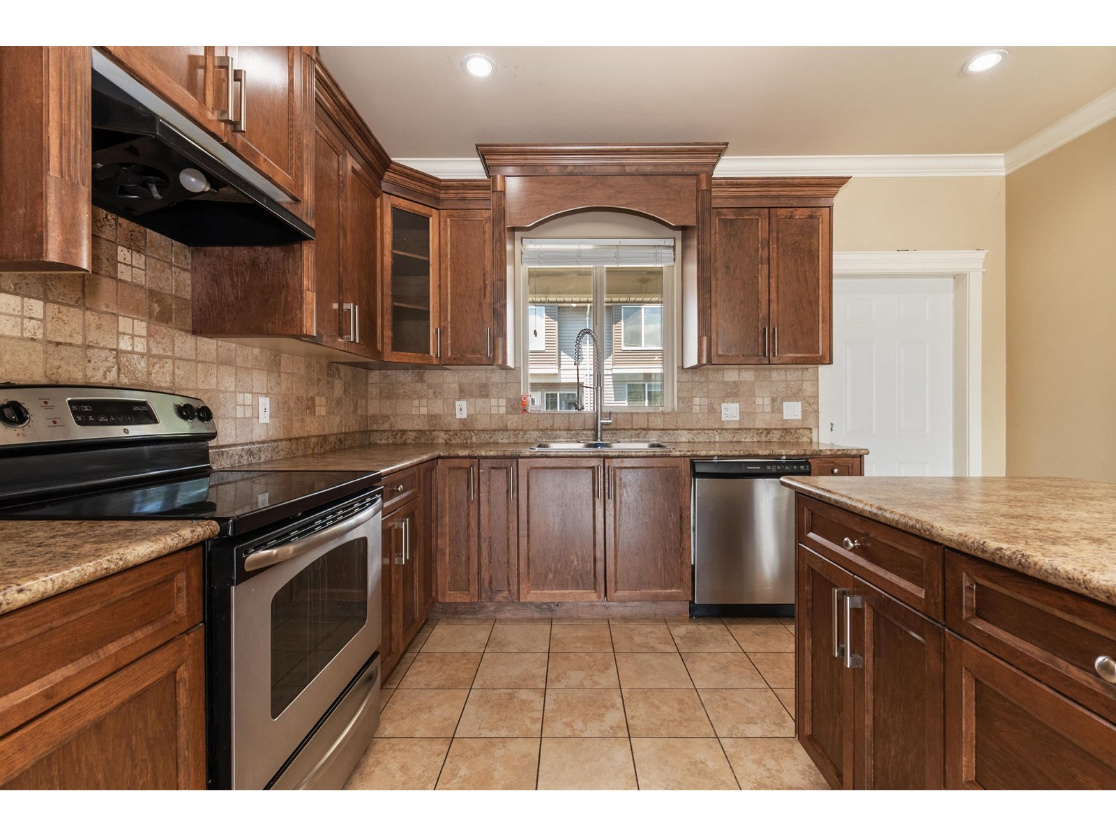 46623 First Avenue, Chilliwack Proper East, Chilliwack, British Columbia  V2P 1X4 - Photo 12 - R3013077