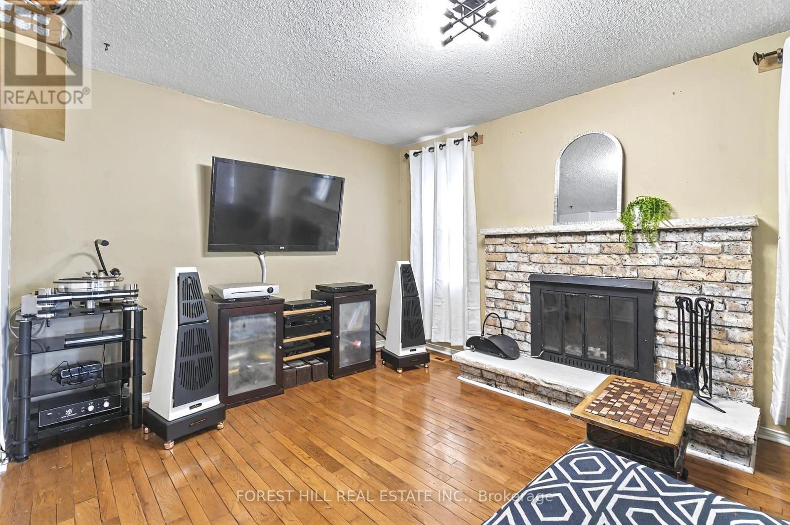 15 Miles Court, Richmond Hill, Ontario  L4C 5P7 - Photo 3 - N12211411