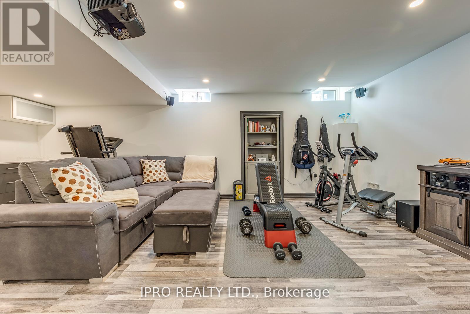 11 Trentonian Street, Brampton (Sandringham-Wellington North), Ontario  L6R 3W2 - Photo 11 - W12211409
