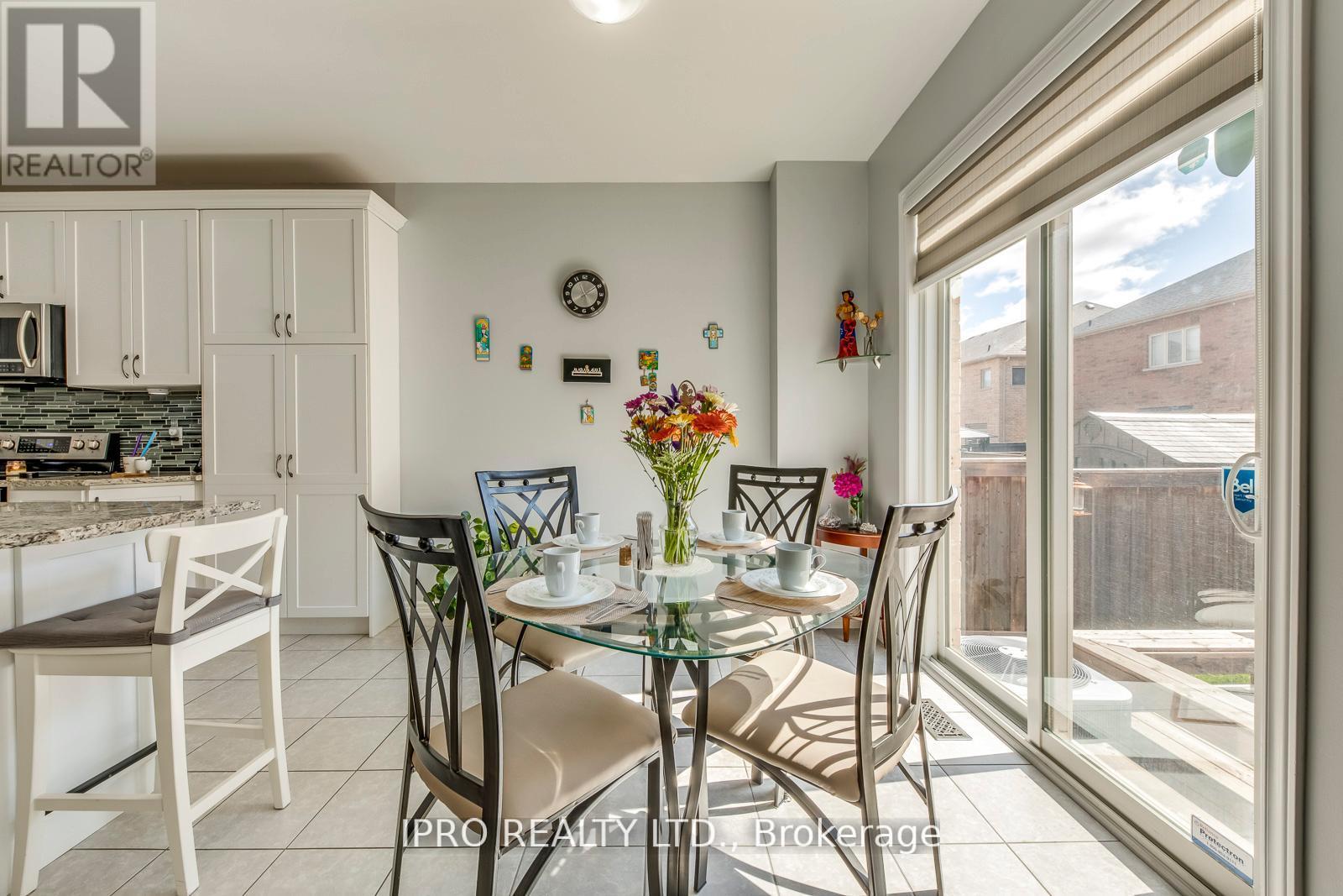 11 Trentonian Street, Brampton (Sandringham-Wellington North), Ontario  L6R 3W2 - Photo 13 - W12211409
