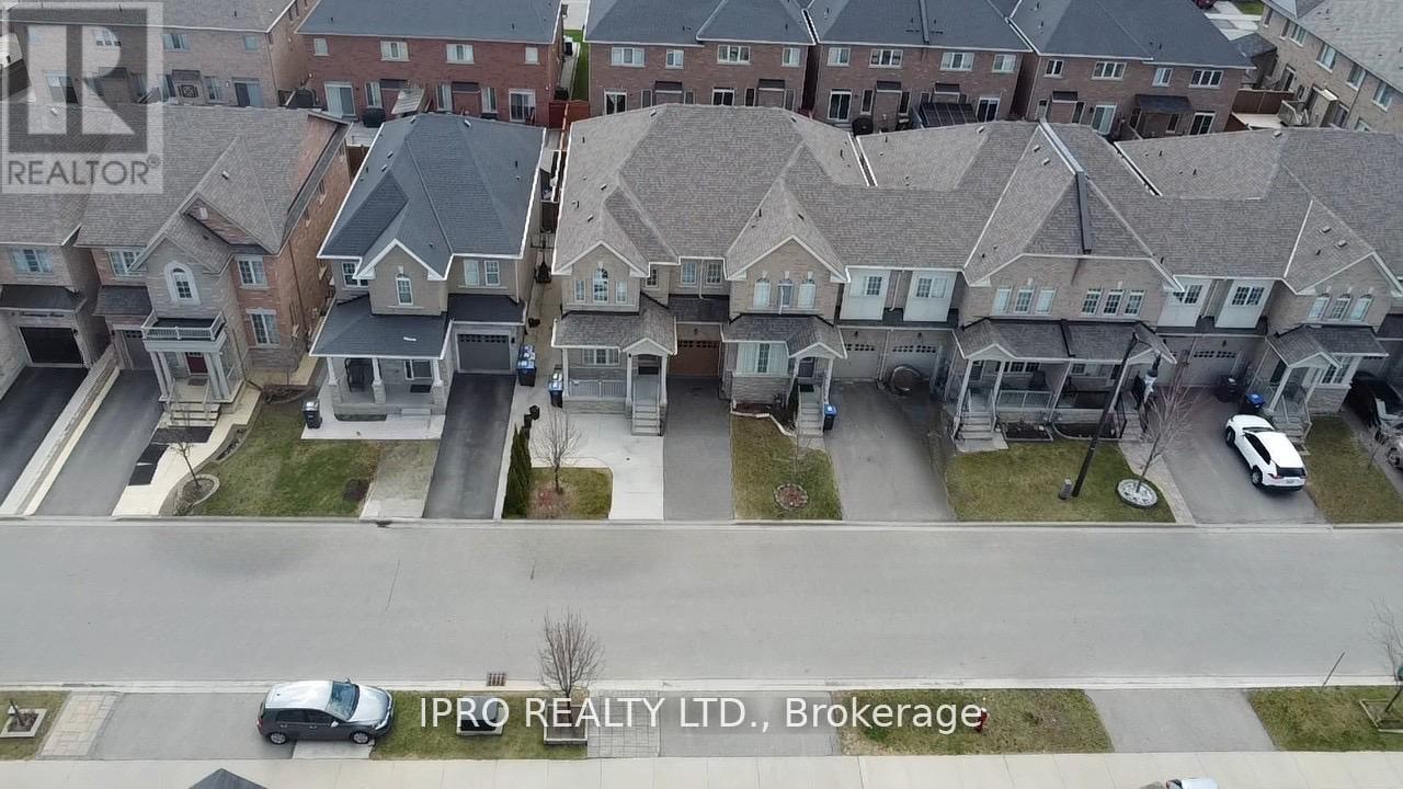 11 Trentonian Street, Brampton (Sandringham-Wellington North), Ontario  L6R 3W2 - Photo 43 - W12211409