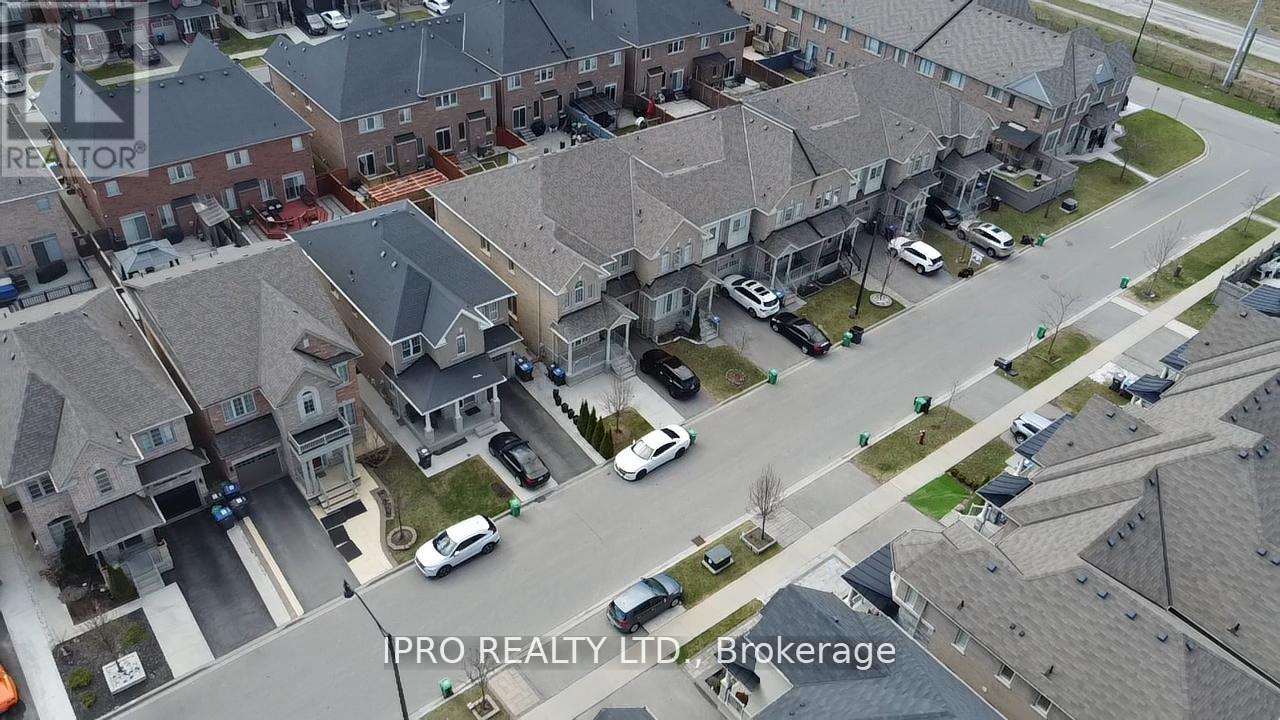 11 Trentonian Street, Brampton (Sandringham-Wellington North), Ontario  L6R 3W2 - Photo 44 - W12211409