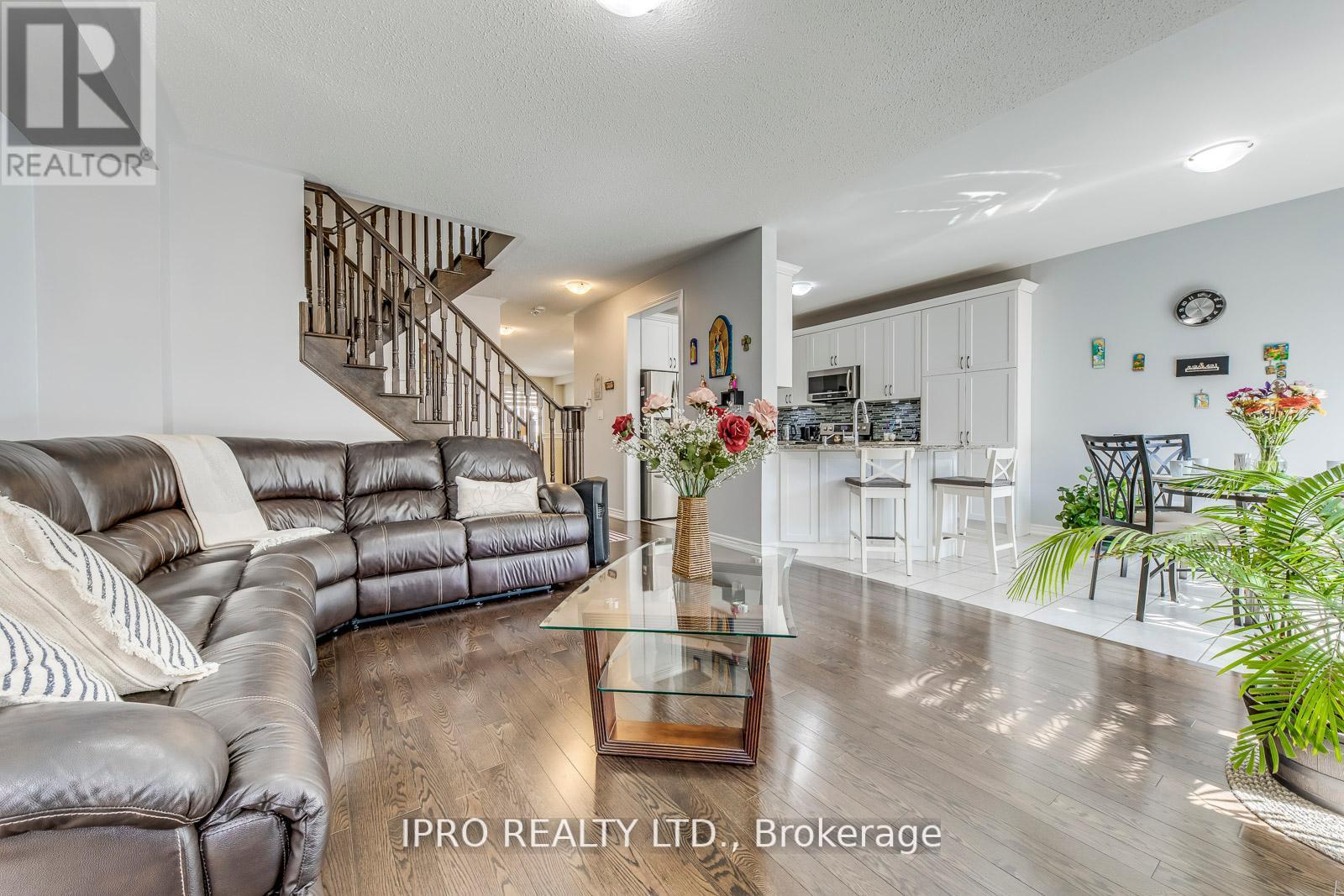 11 Trentonian Street, Brampton (Sandringham-Wellington North), Ontario  L6R 3W2 - Photo 5 - W12211409