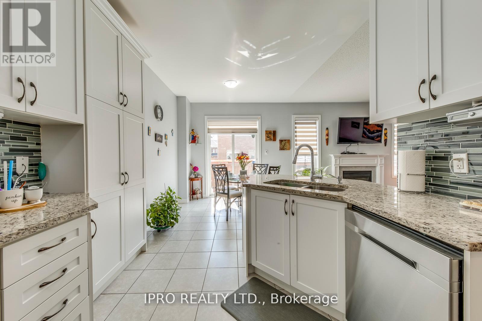 11 Trentonian Street, Brampton (Sandringham-Wellington North), Ontario  L6R 3W2 - Photo 6 - W12211409