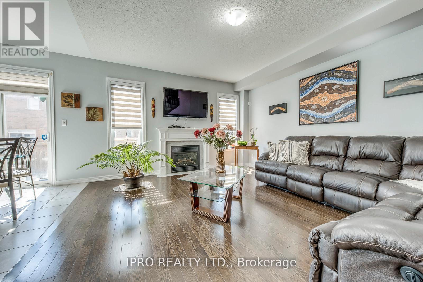 11 Trentonian Street, Brampton (Sandringham-Wellington North), Ontario  L6R 3W2 - Photo 9 - W12211409