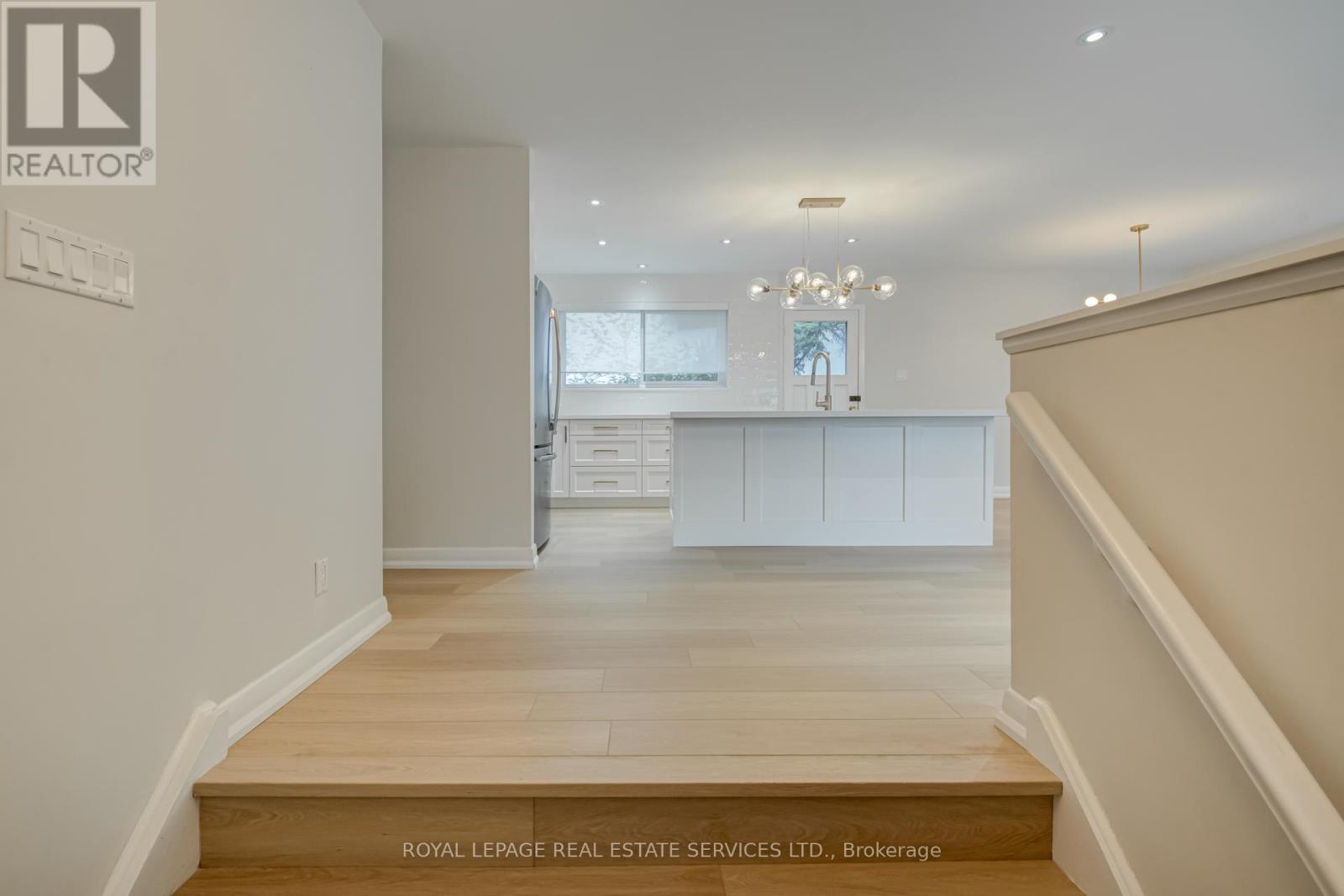 Main - 18 Puckeridge Crescent, Toronto (Eringate-Centennial-West Deane), Ontario  M9B 3A2 - Photo 4 - W12211416