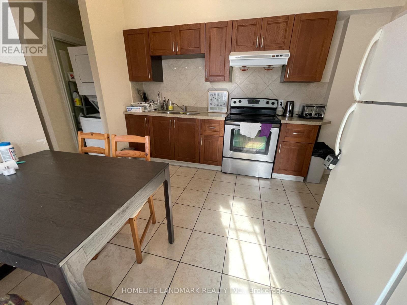 327 Main Street W, Hamilton, Ontario  L8P 1K1 - Photo 6 - X12211405