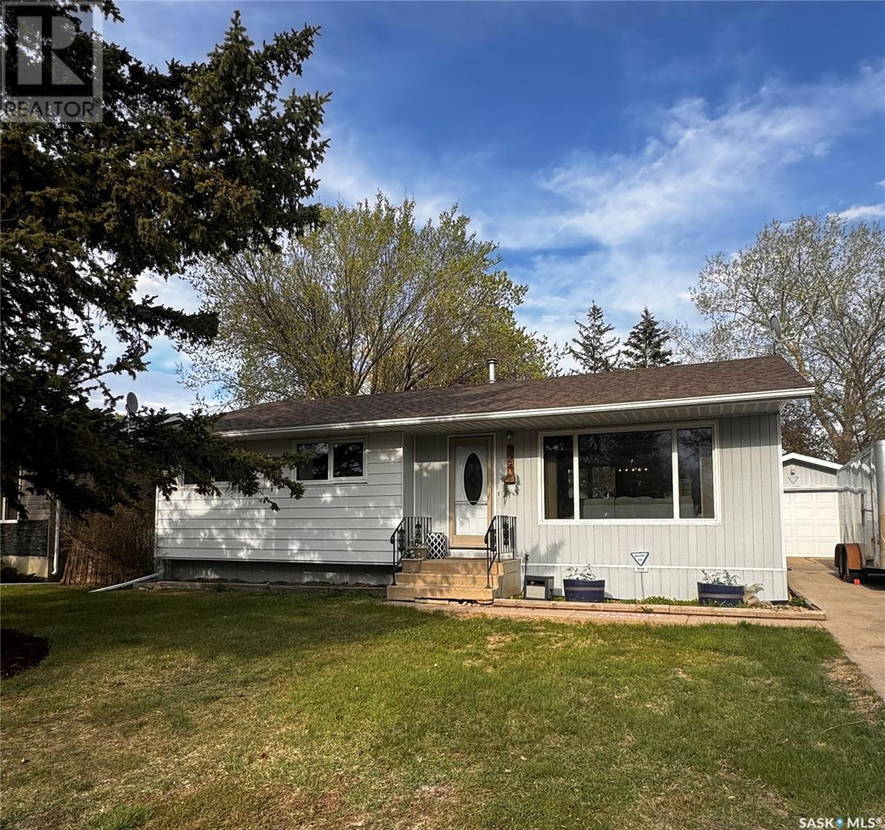 224 17th STREET NE, Weyburn, Saskatchewan
