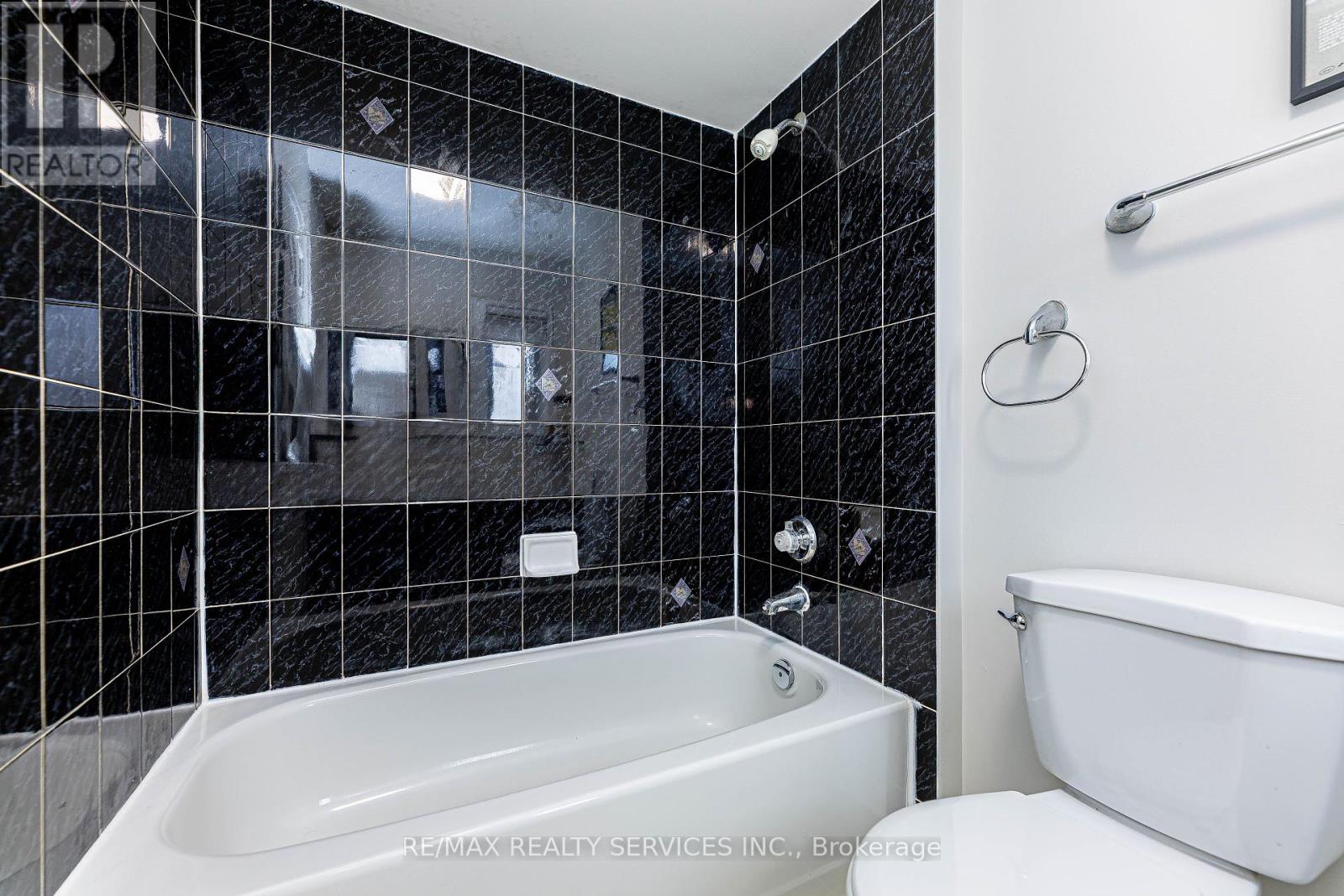 98 Lent Crescent, Brampton, Ontario  L6Y 4X7 - Photo 19 - W12211446