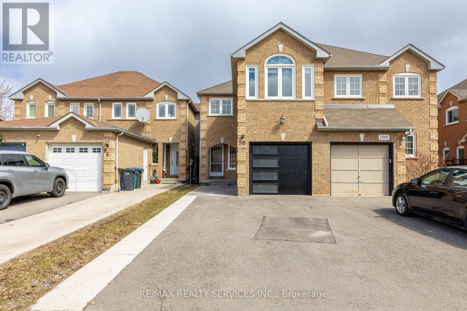 98 Lent Crescent, Brampton, Ontario  L6Y 4X7 - Photo 2 - W12211446