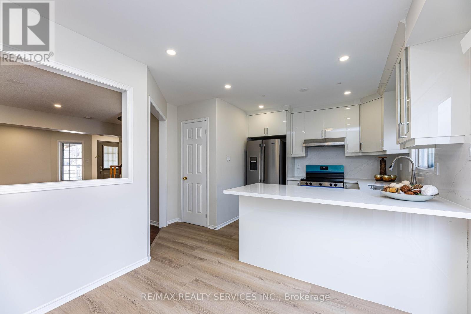 98 Lent Crescent, Brampton, Ontario  L6Y 4X7 - Photo 9 - W12211446