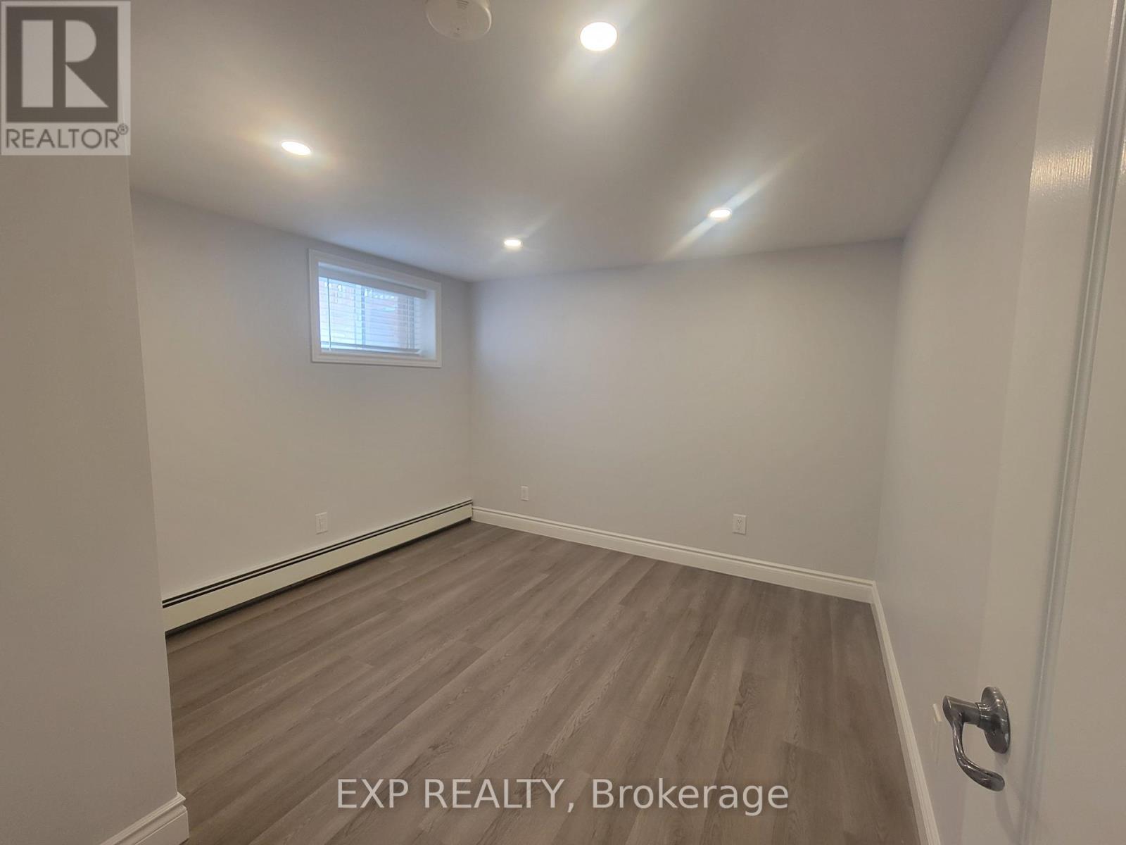 135 Balsam Avenue S, Hamilton, Ontario  L8M 3B6 - Photo 10 - X12211452