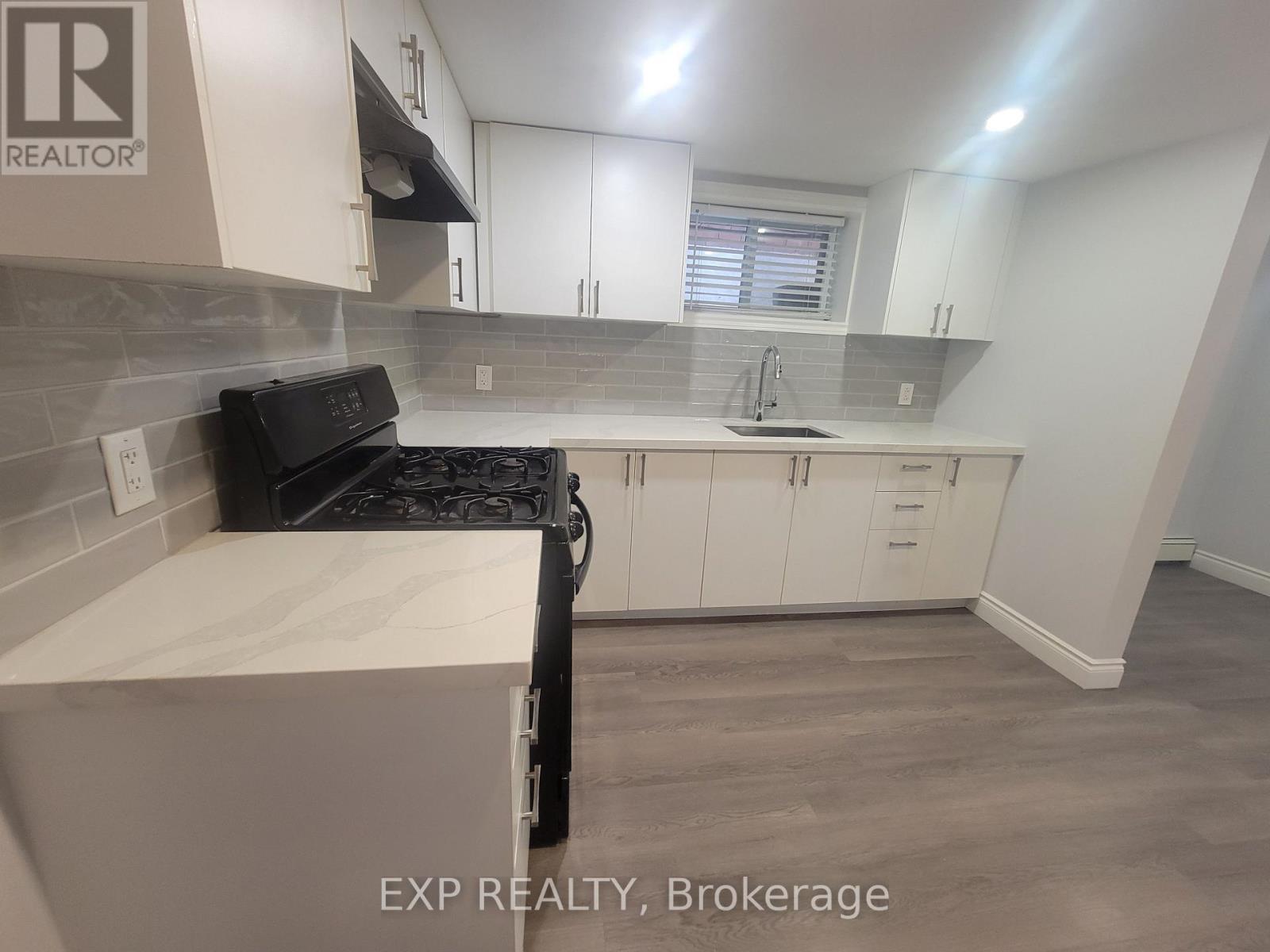 135 Balsam Avenue S, Hamilton, Ontario  L8M 3B6 - Photo 2 - X12211452