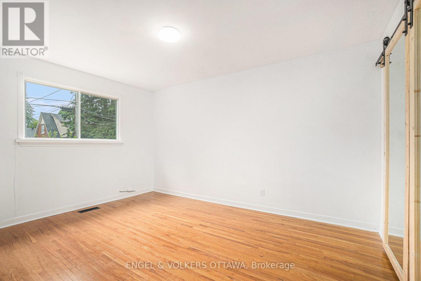 886 Ivanhoe Avenue, Ottawa, Ontario  K2B 5S5 - Photo 12 - X12211460