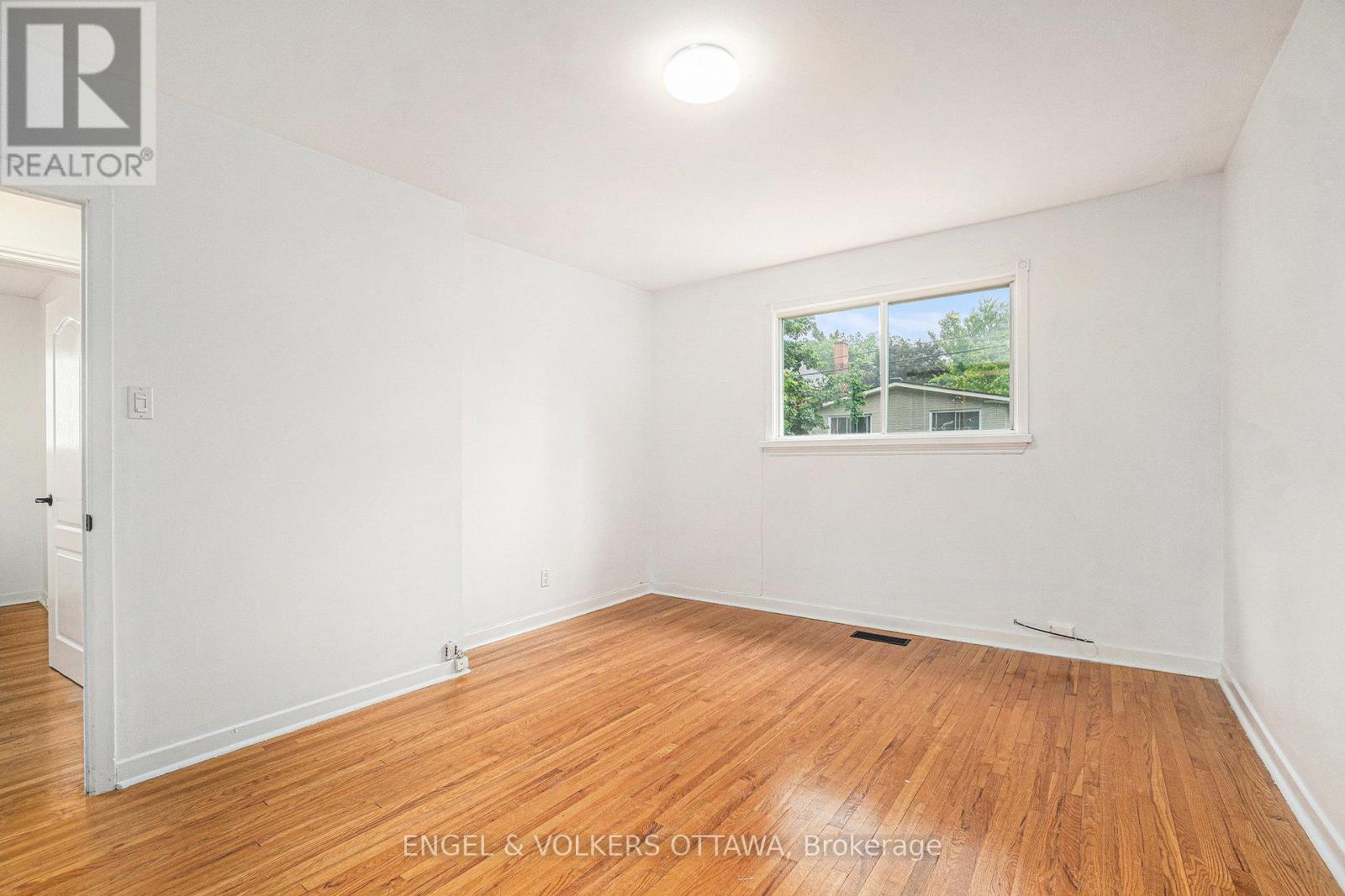886 Ivanhoe Avenue, Ottawa, Ontario  K2B 5S5 - Photo 15 - X12211460
