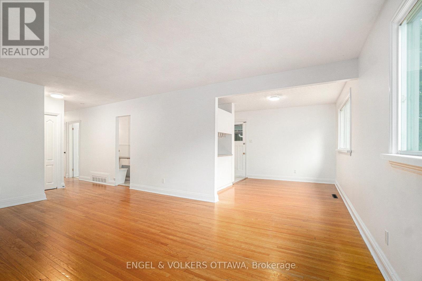 886 Ivanhoe Avenue, Ottawa, Ontario  K2B 5S5 - Photo 3 - X12211460