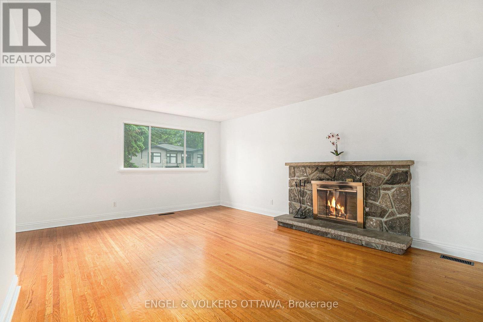 886 Ivanhoe Avenue, Ottawa, Ontario  K2B 5S5 - Photo 4 - X12211460