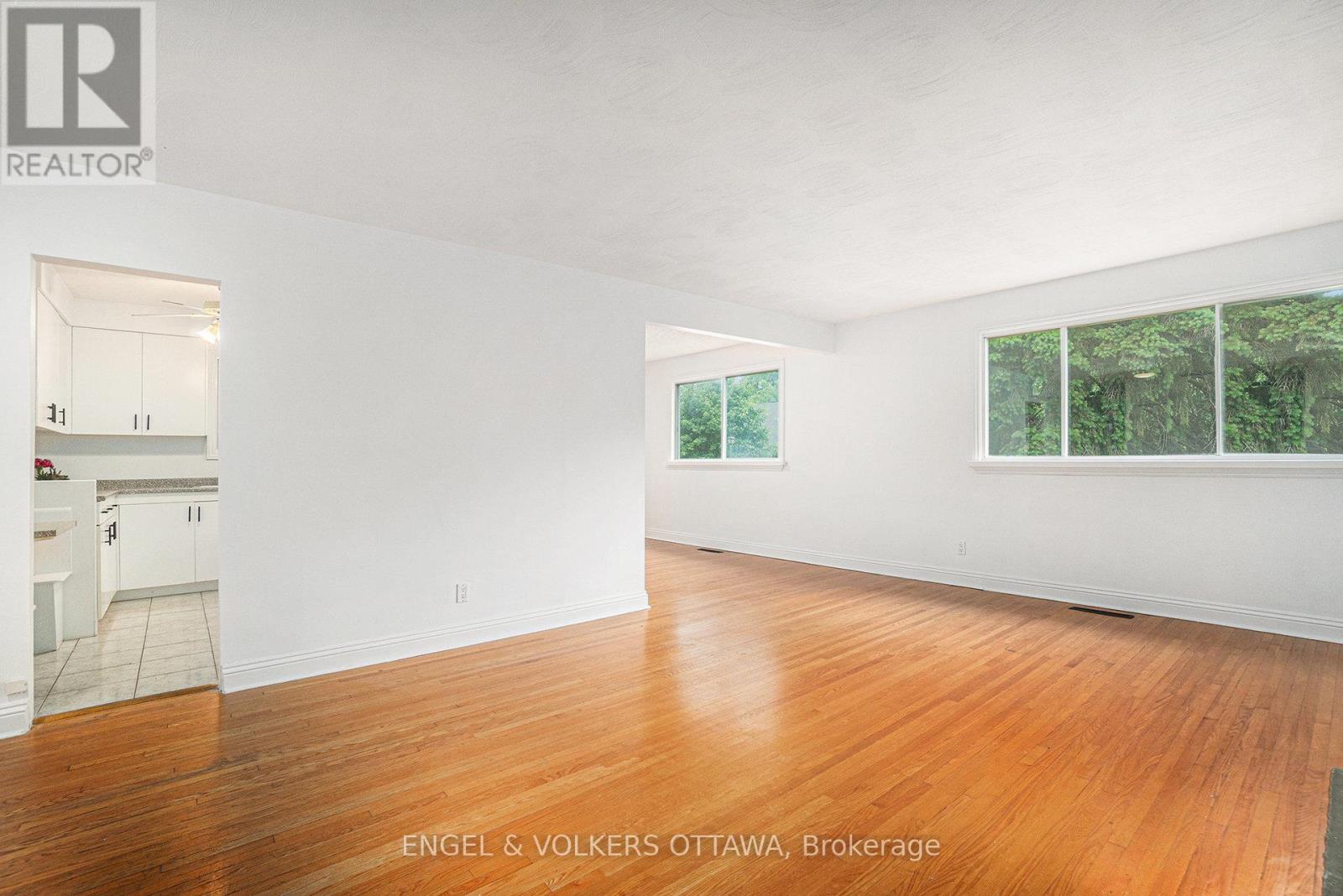886 Ivanhoe Avenue, Ottawa, Ontario  K2B 5S5 - Photo 5 - X12211460