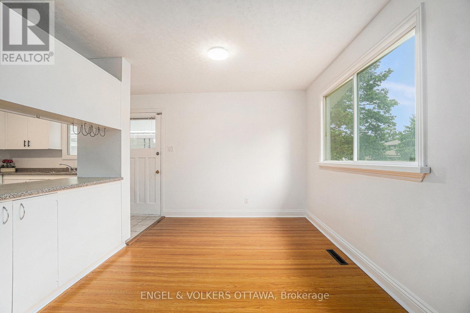 886 Ivanhoe Avenue, Ottawa, Ontario  K2B 5S5 - Photo 6 - X12211460