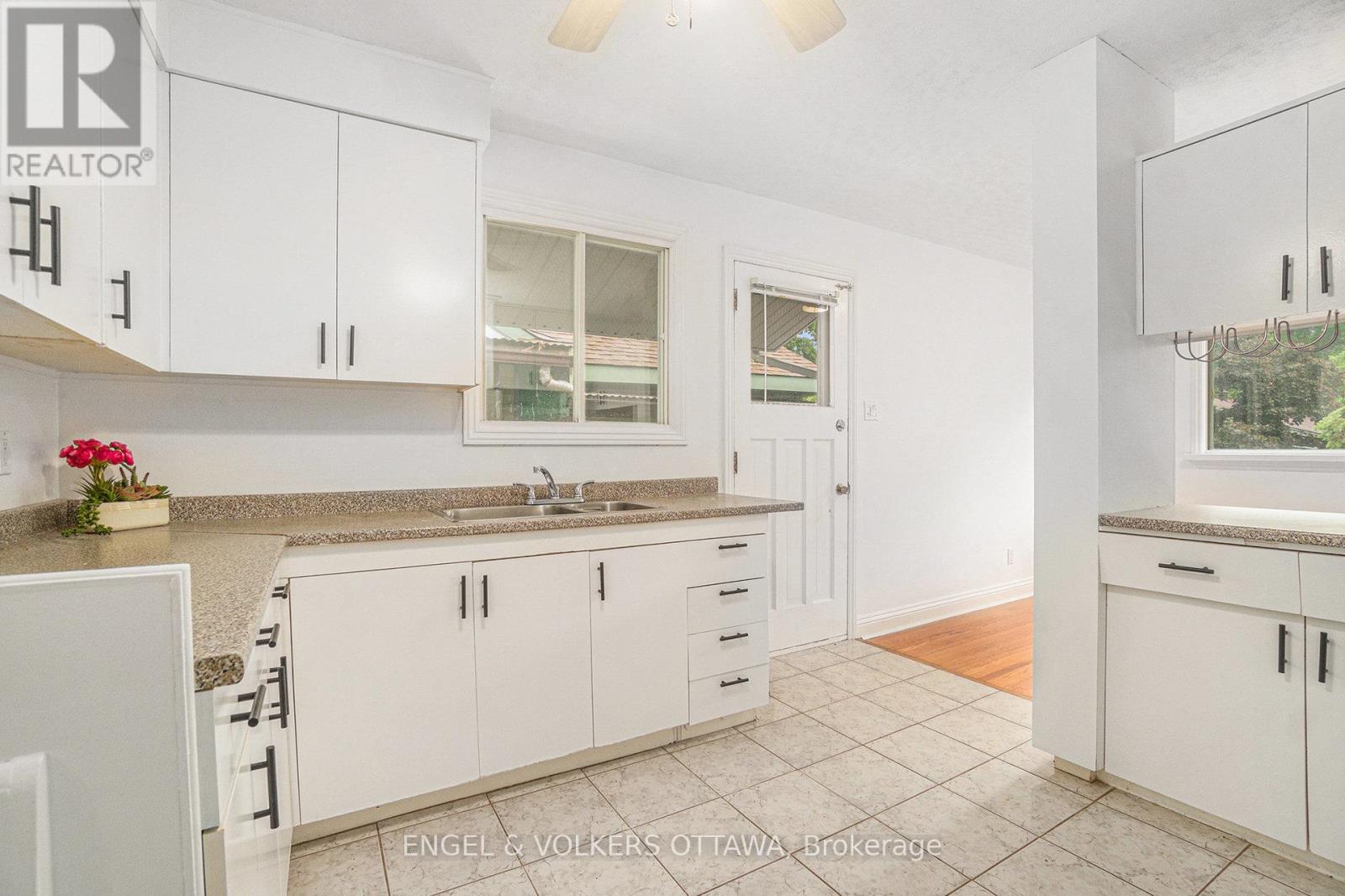 886 Ivanhoe Avenue, Ottawa, Ontario  K2B 5S5 - Photo 8 - X12211460
