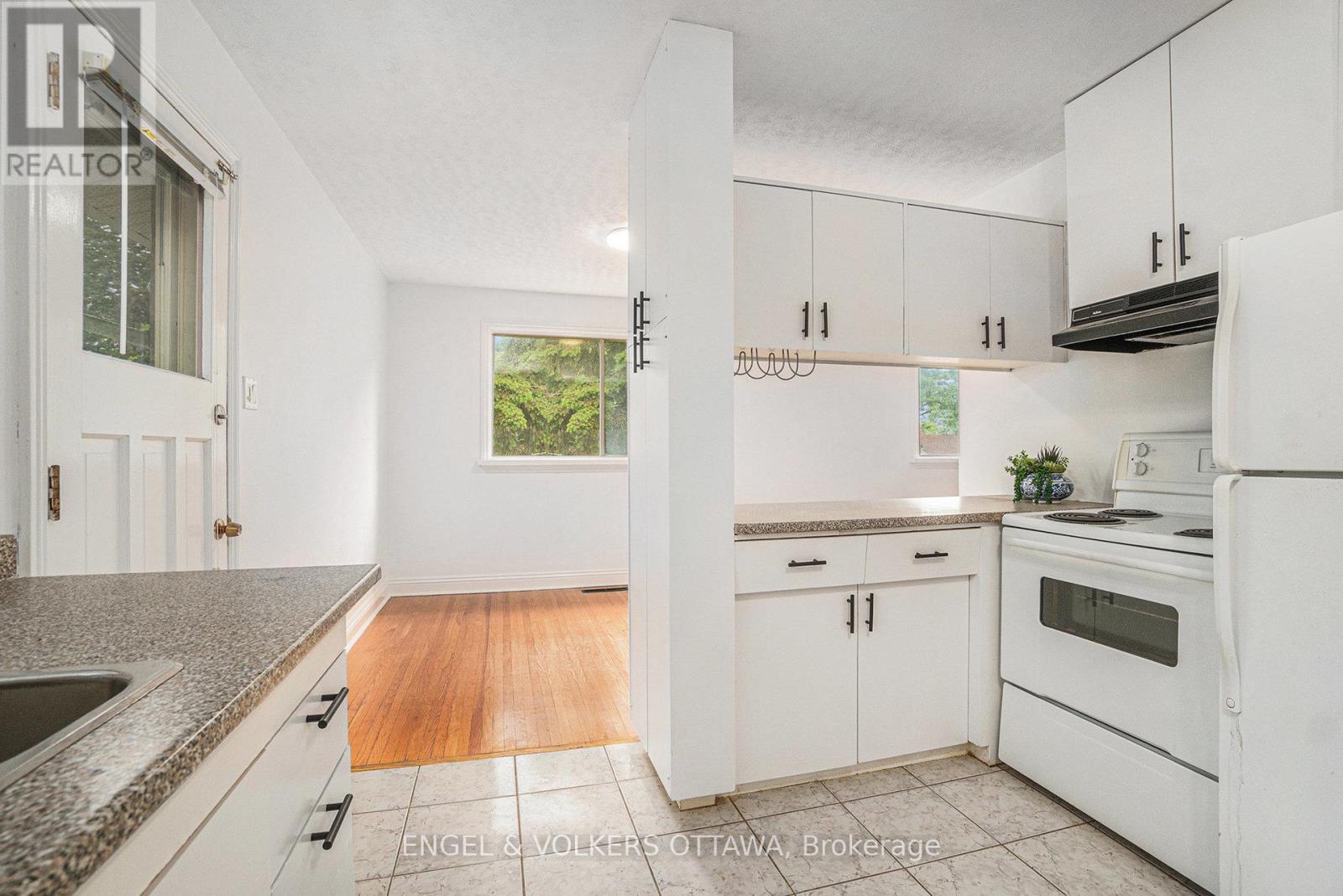 886 Ivanhoe Avenue, Ottawa, Ontario  K2B 5S5 - Photo 9 - X12211460