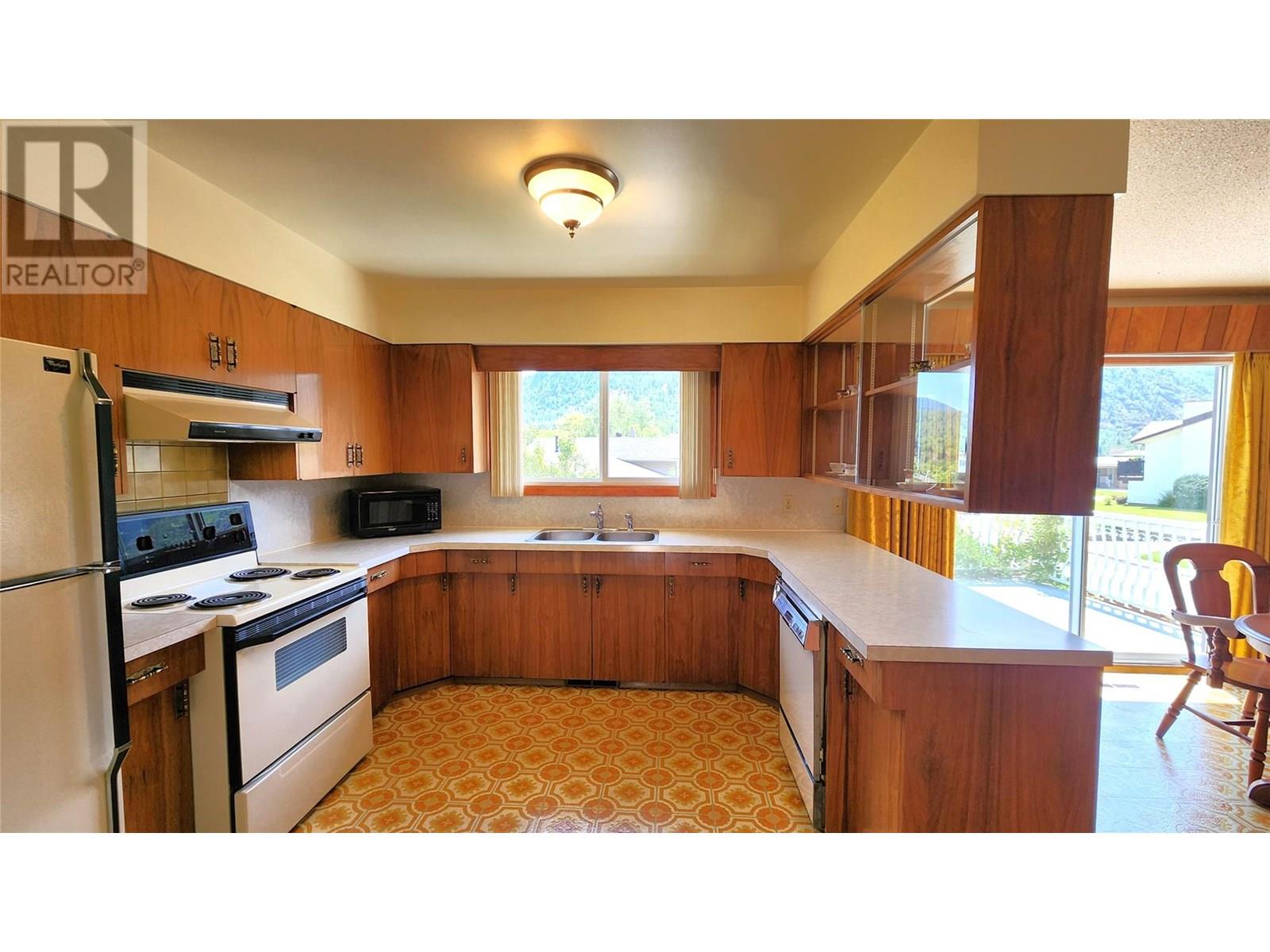 3900 Woodland Drive, Trail, British Columbia  V1R 2V8 - Photo 9 - 10351505