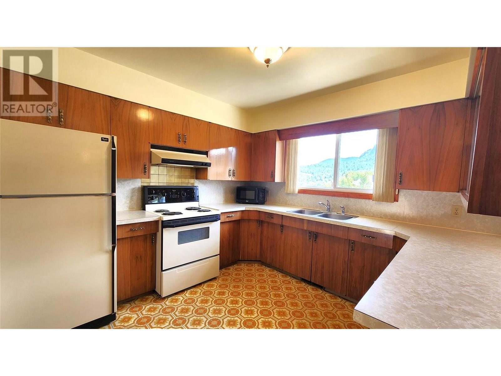 3900 Woodland Drive, Trail, British Columbia  V1R 2V8 - Photo 8 - 10351505