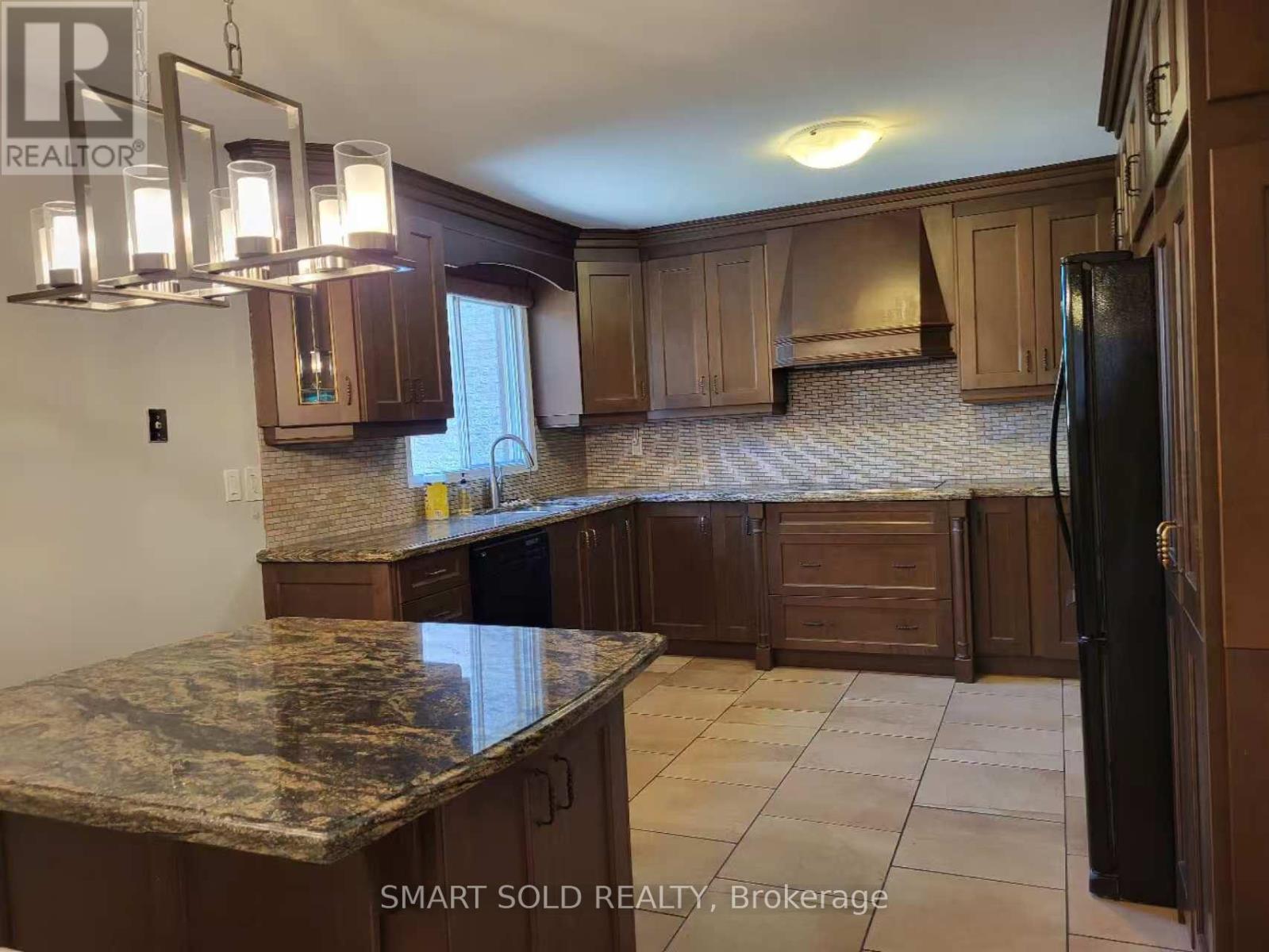 148 Castlehill Road, Vaughan (Maple), Ontario  L6A 1N7 - Photo 7 - N12211473