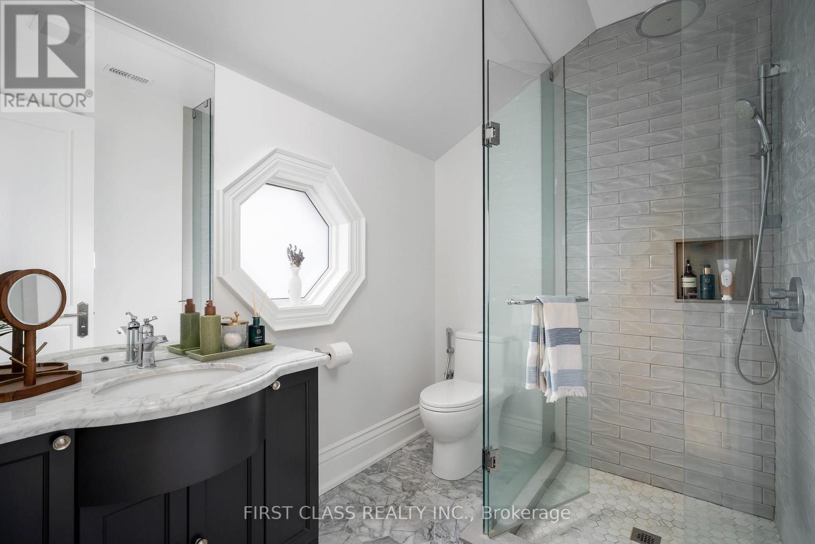 2 Vanvalley Drive, Whitchurch-Stouffville, Ontario  L0H 1G0 - Photo 29 - N12211486