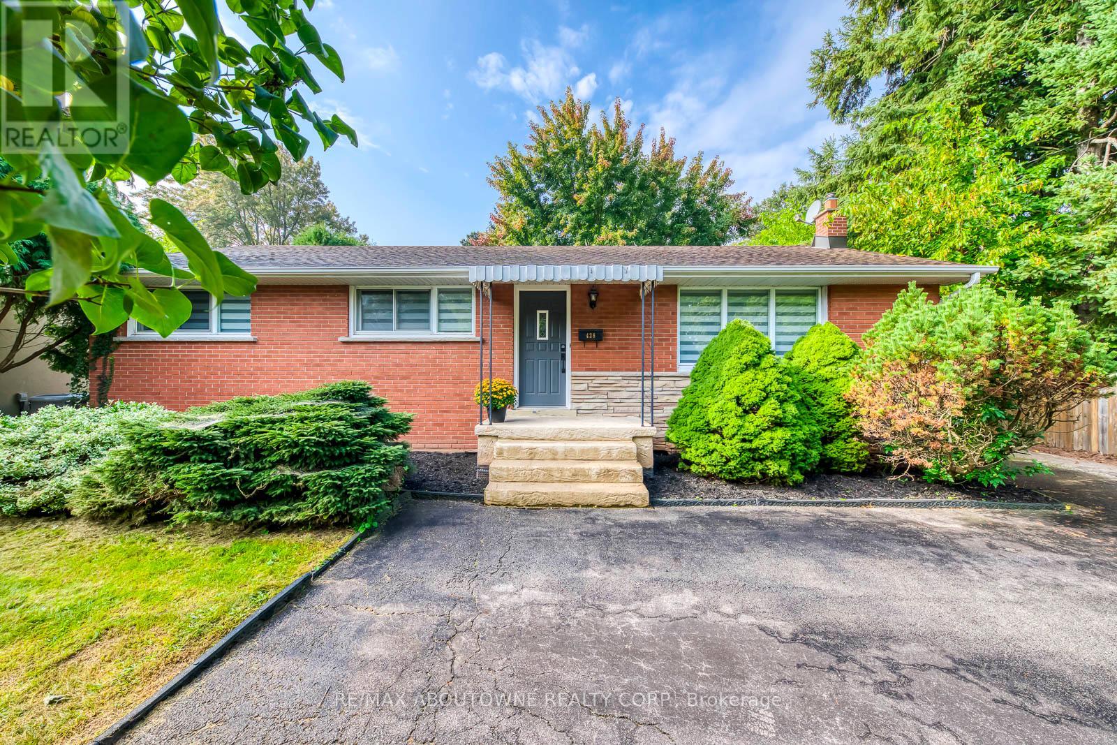 428 Henderson Road, Burlington (Shoreacres), Ontario  L7L 2P8 - Photo 2 - W12211455