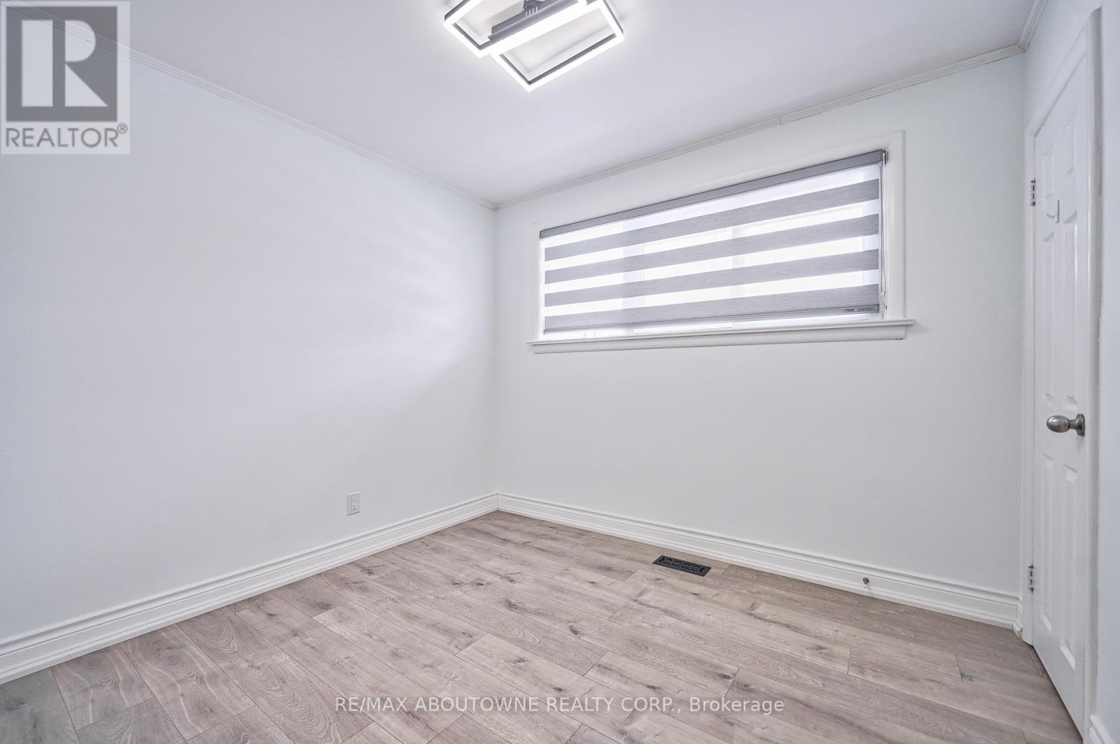 428 Henderson Road, Burlington (Shoreacres), Ontario  L7L 2P8 - Photo 25 - W12211455