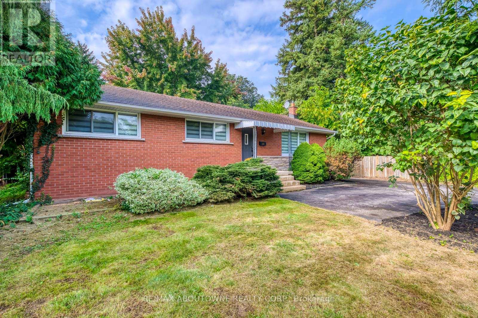 428 Henderson Road, Burlington (Shoreacres), Ontario  L7L 2P8 - Photo 3 - W12211455