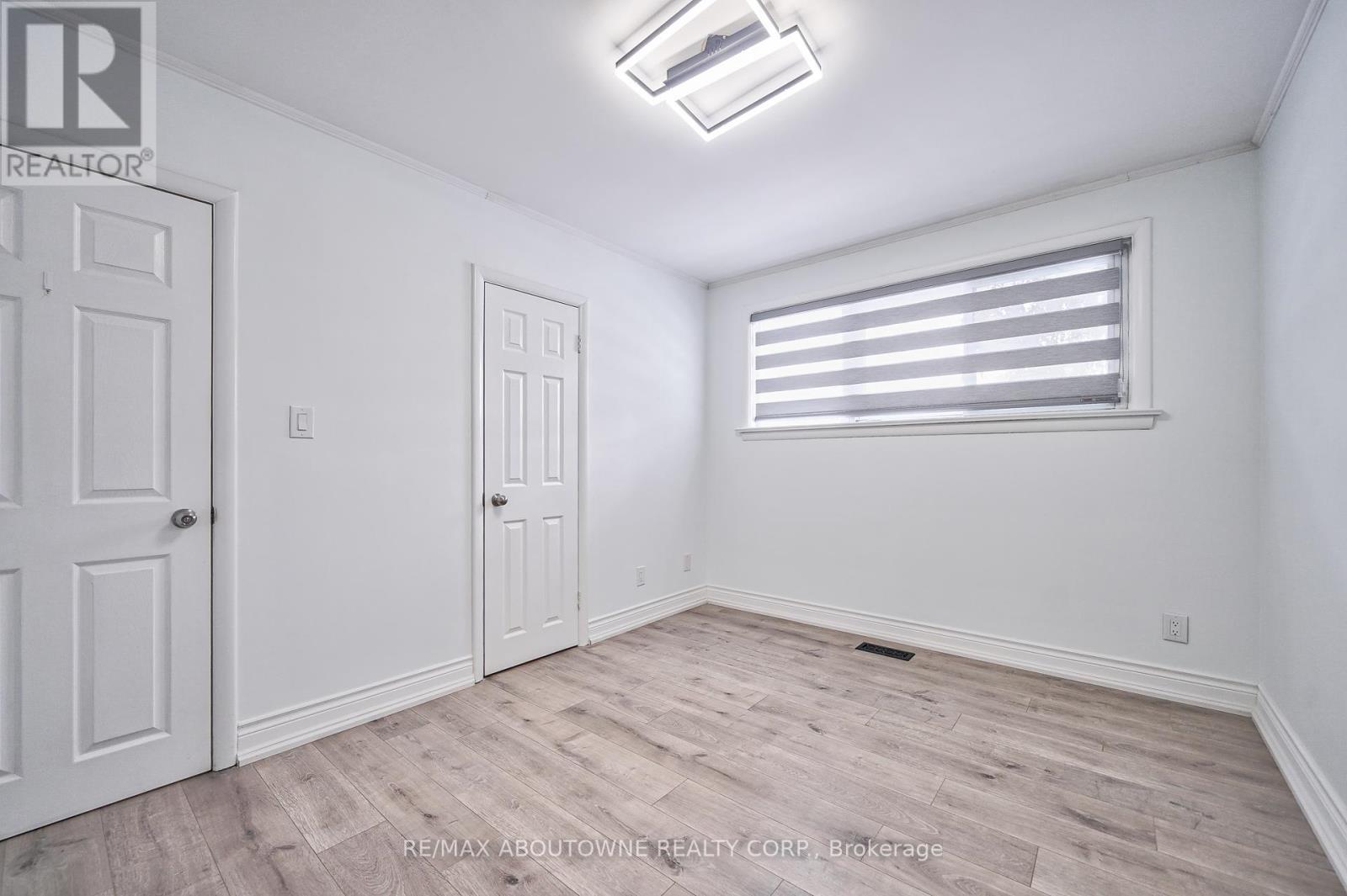 428 Henderson Road, Burlington (Shoreacres), Ontario  L7L 2P8 - Photo 32 - W12211455