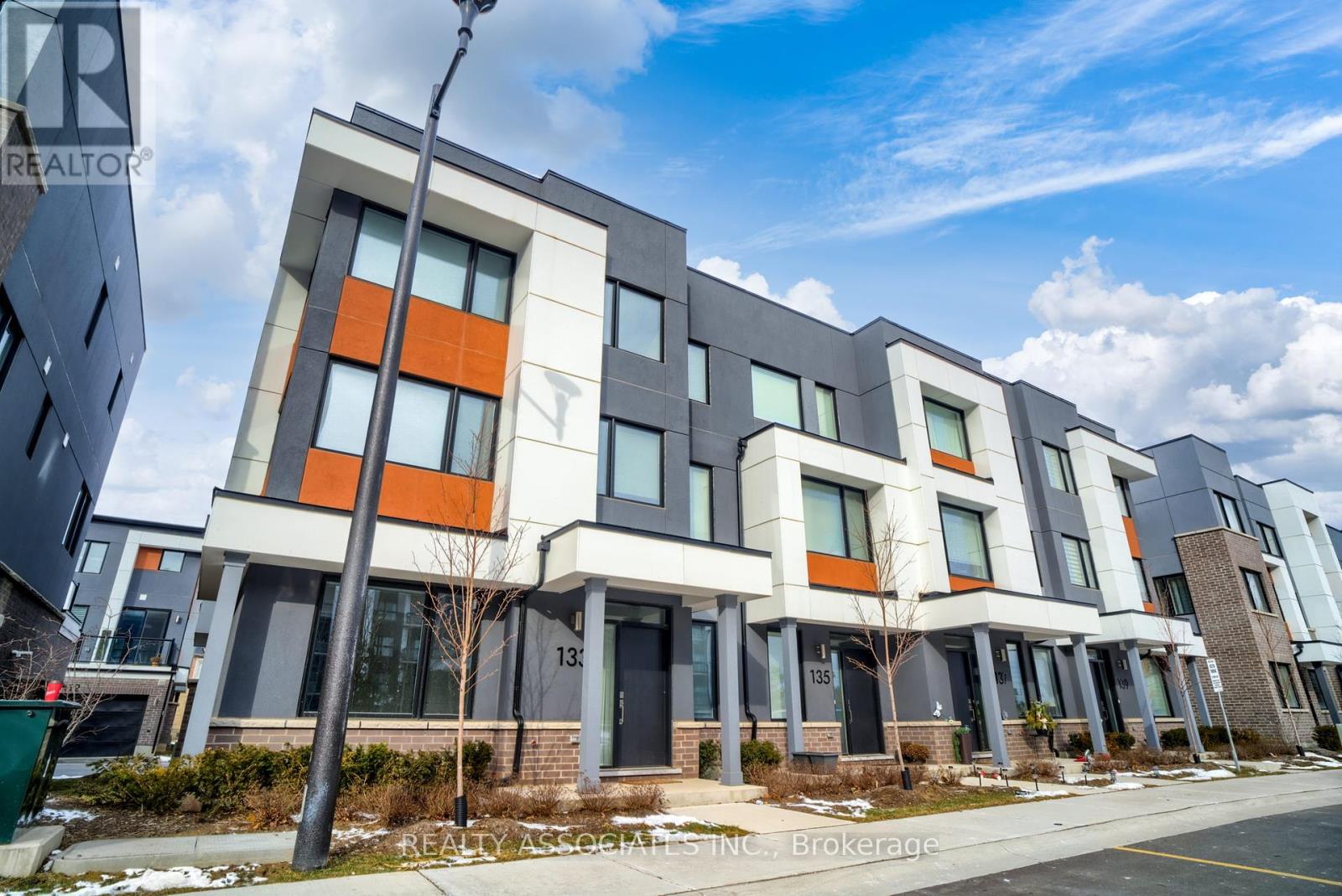 133 GROVEWOOD COMMON, Oakville, Ontario