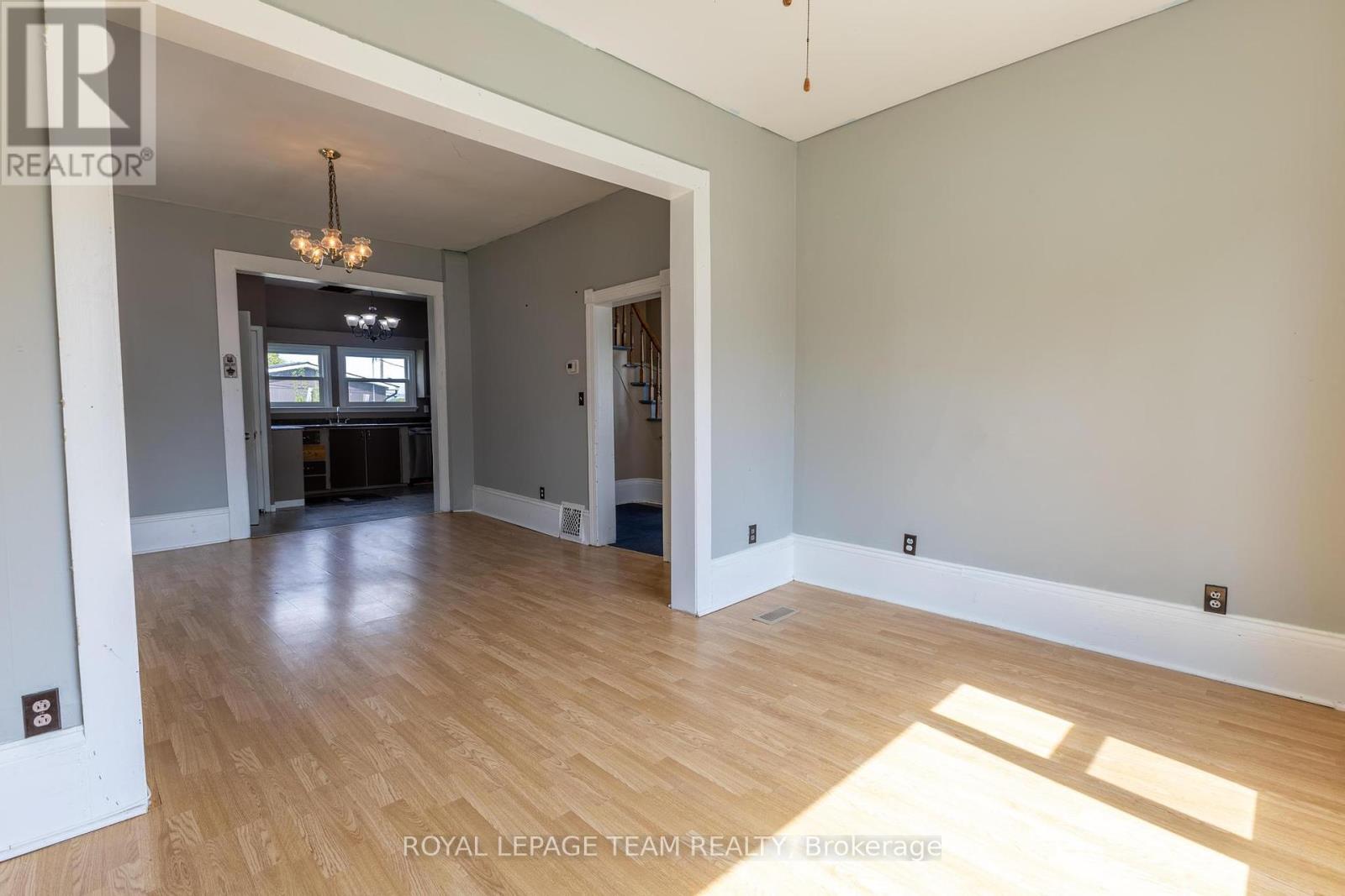48 Mcgonigal Street E, Arnprior, Ontario  K7S 1L4 - Photo 5 - X12211498