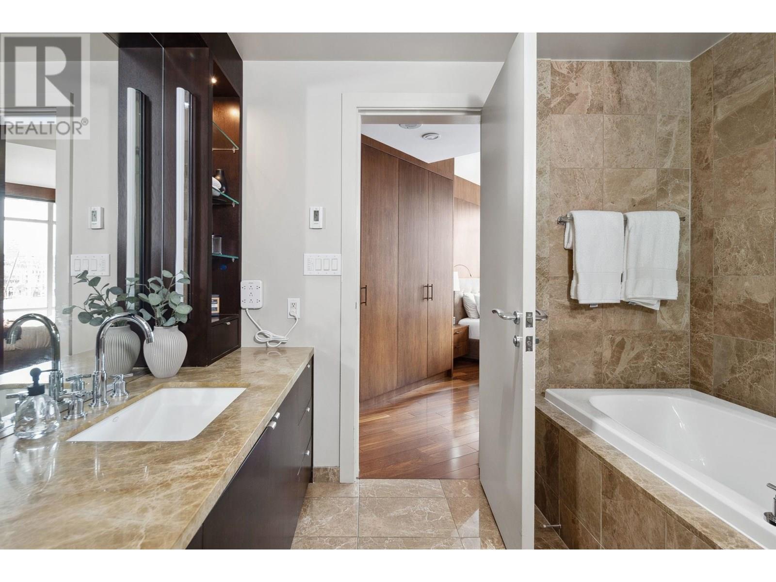 202 628 Kinghorne Mews, Vancouver, British Columbia  V6Z 3H6 - Photo 8 - R3014125