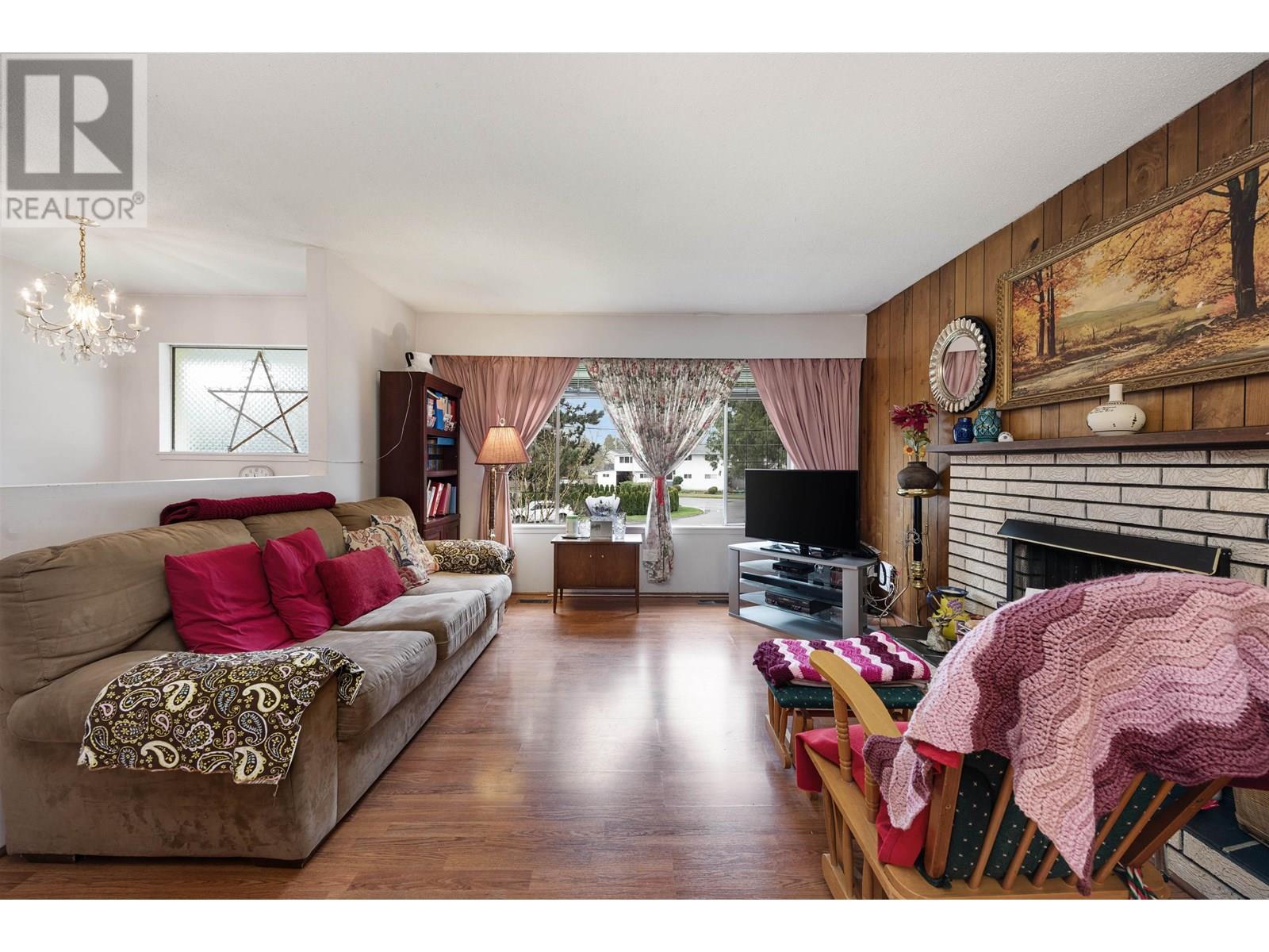 Property at 4785 46 AVENUE image 2
