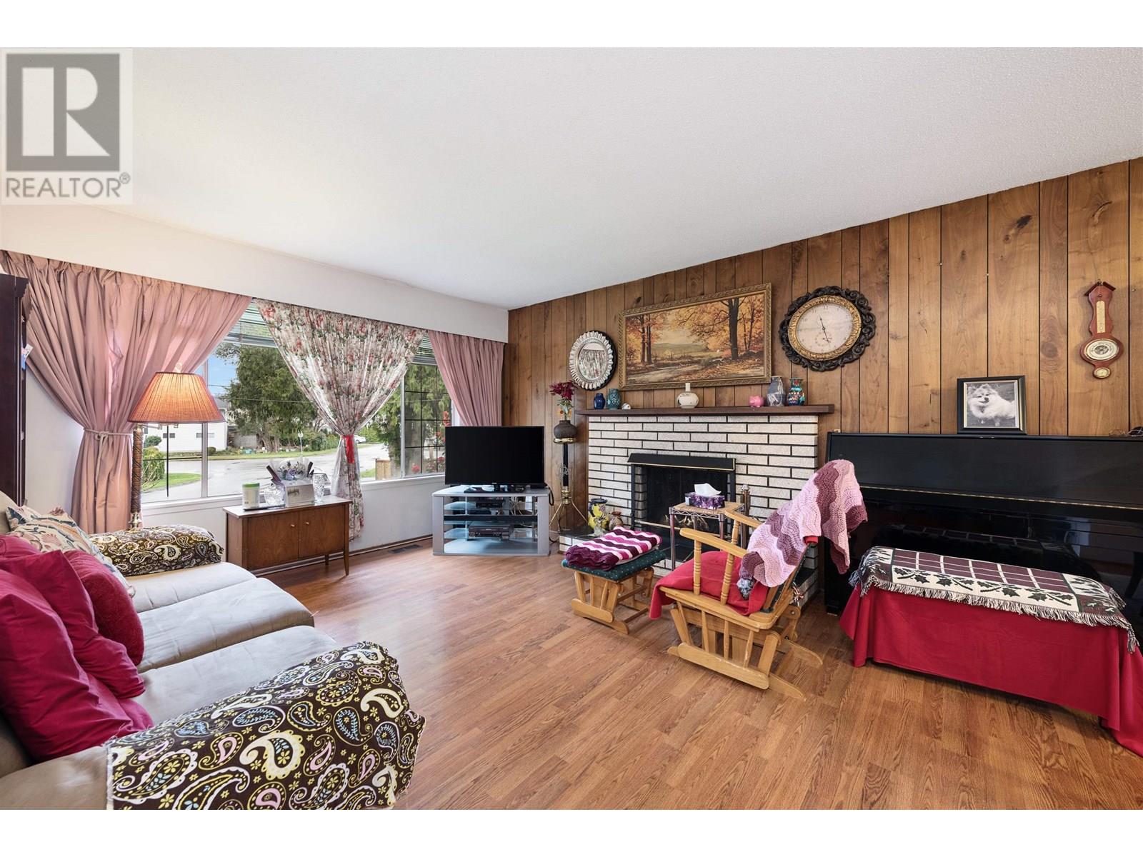 Property at 4785 46 AVENUE image 3