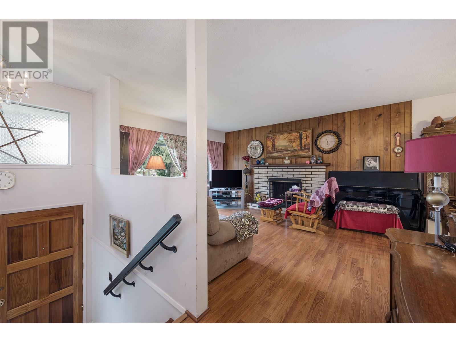 Property at 4785 46 AVENUE image 4
