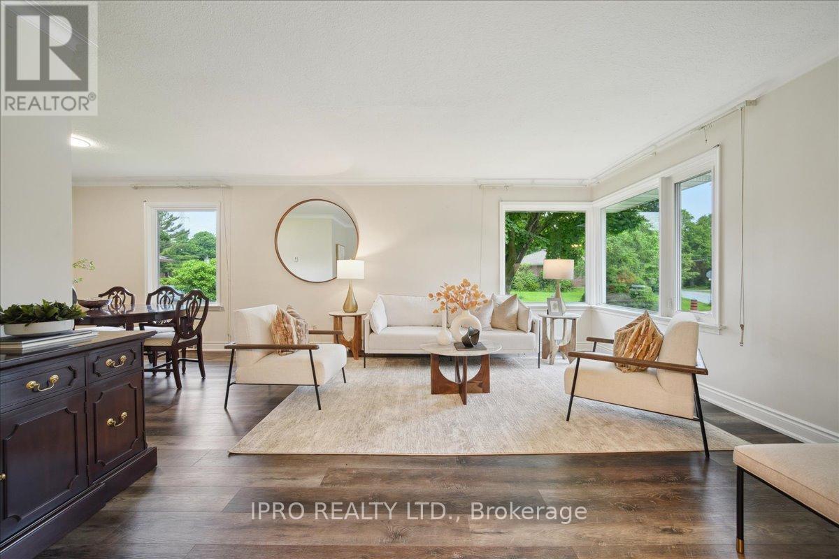 <div class="slider-price">$1,188,000</div><p>34 Appledale Road, Toronto, Ontario</p>