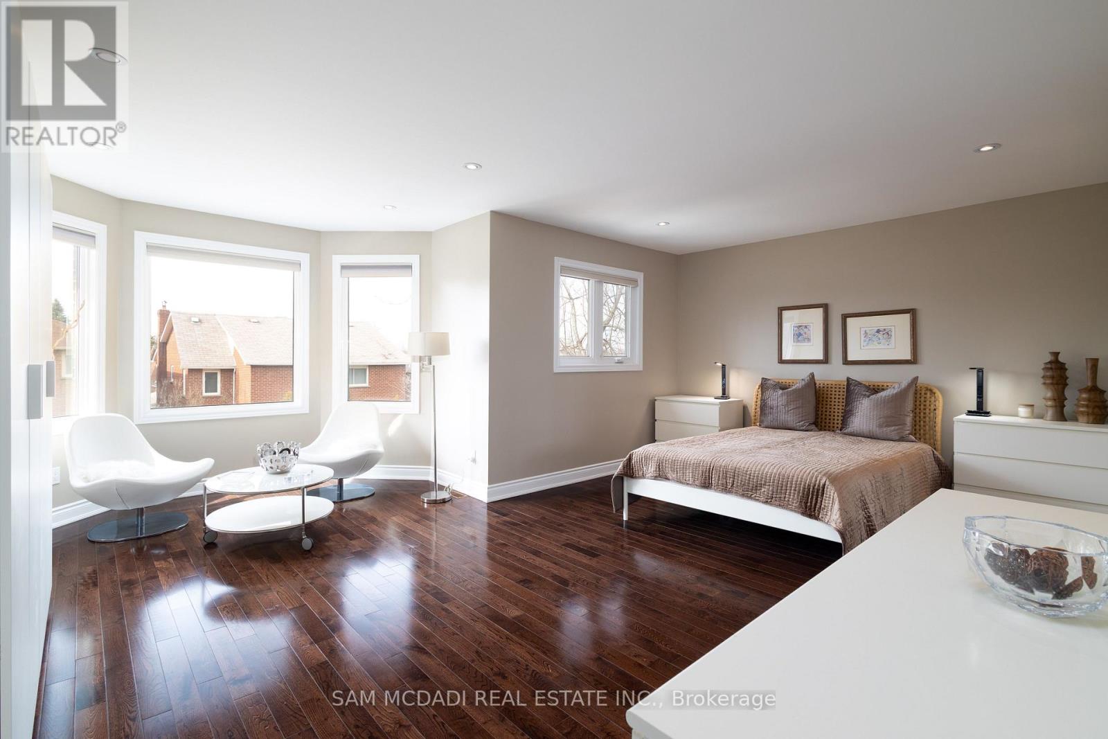 1555 Sir Monty's Drive, Mississauga, Ontario  L5N 4N8 - Photo 13 - W12211501