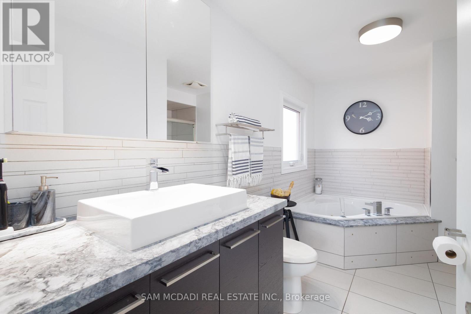 1555 Sir Monty's Drive, Mississauga, Ontario  L5N 4N8 - Photo 15 - W12211501