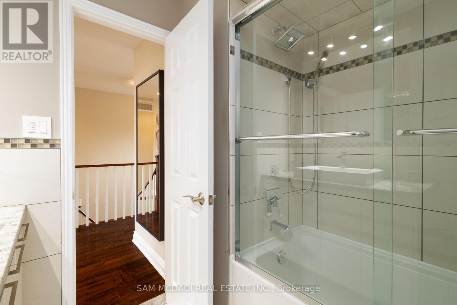 1555 Sir Monty's Drive, Mississauga, Ontario  L5N 4N8 - Photo 20 - W12211501