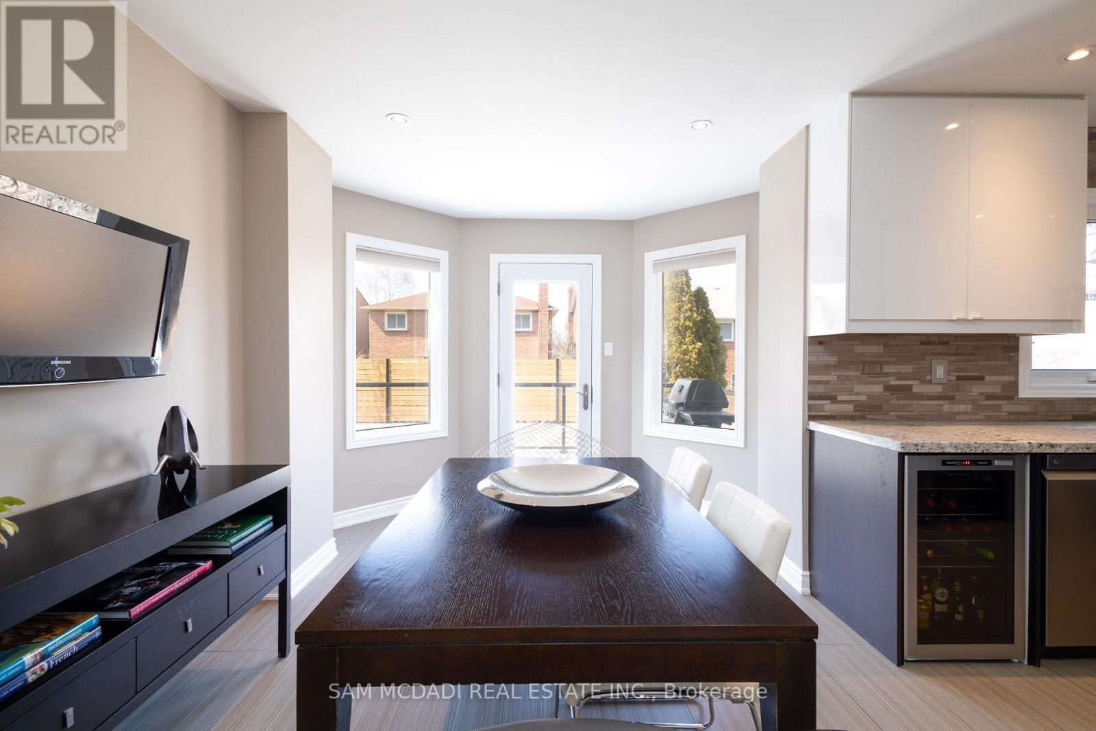 1555 Sir Monty's Drive, Mississauga, Ontario  L5N 4N8 - Photo 6 - W12211501