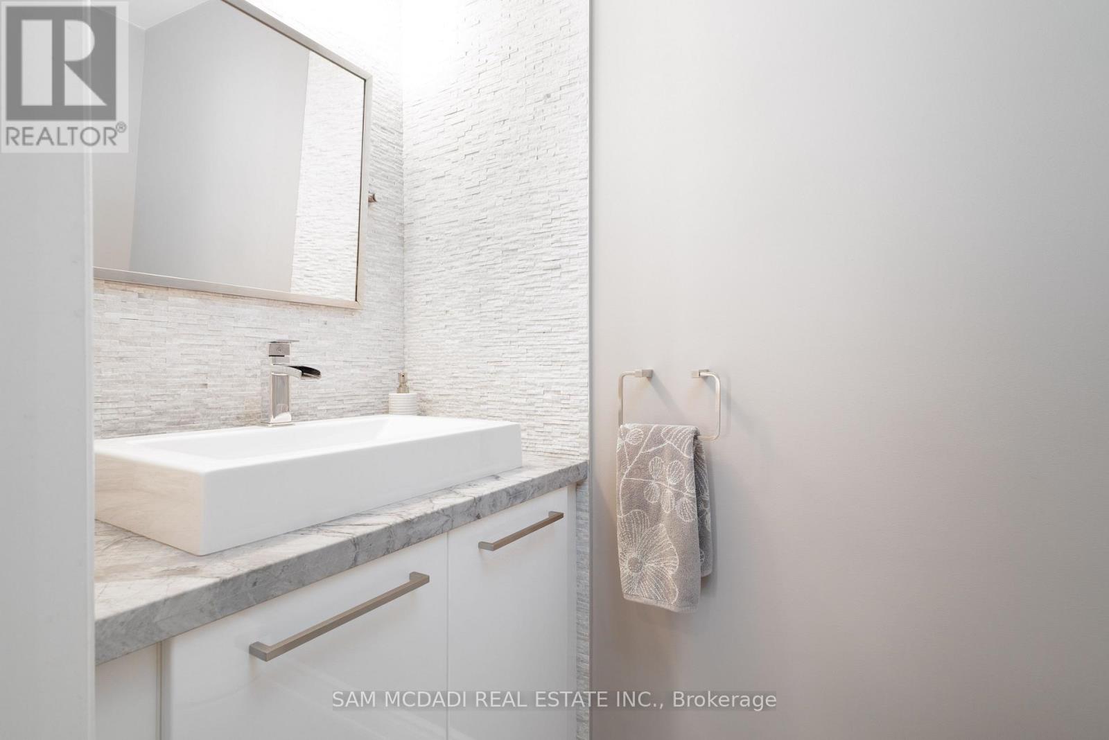 1555 Sir Monty's Drive, Mississauga, Ontario  L5N 4N8 - Photo 8 - W12211501