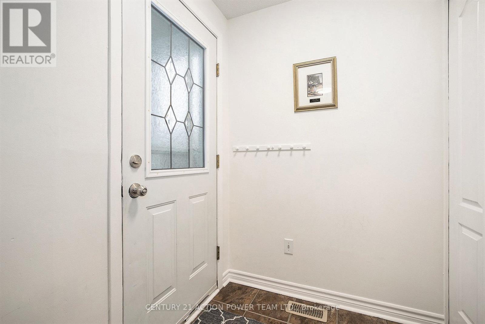 1829 Cloverlawn Crescent, Ottawa, Ontario  K1J 6V6 - Photo 4 - X12183455