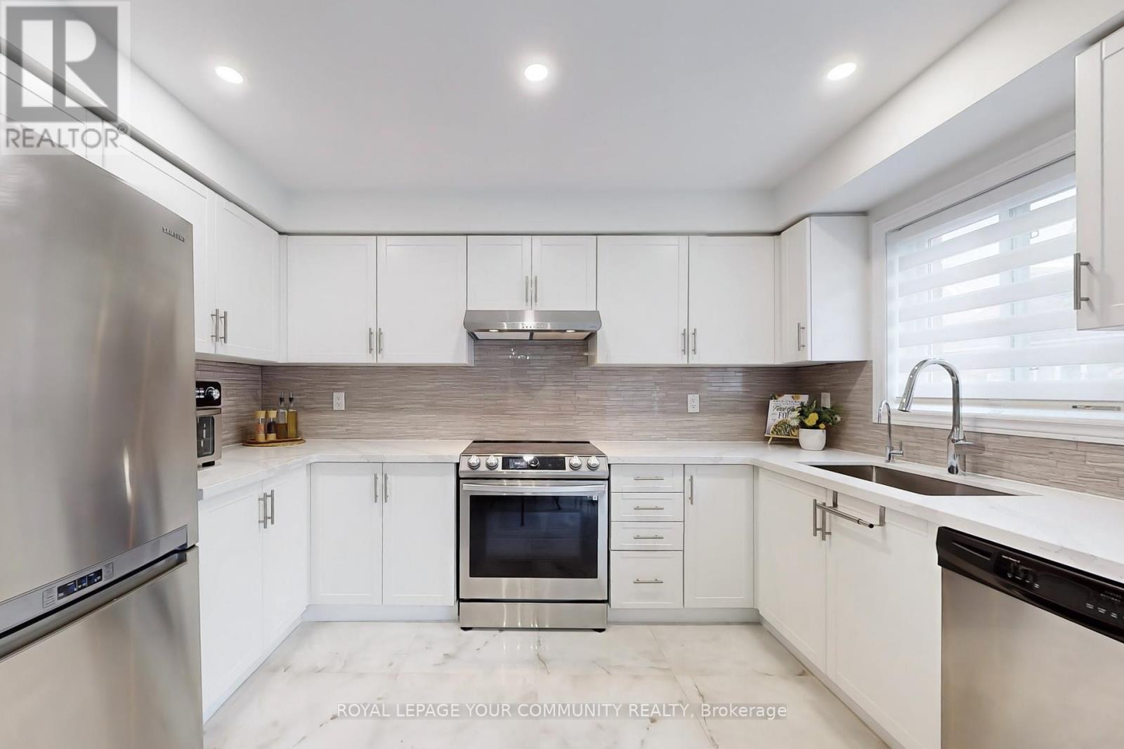 52 Four Seasons Crescent, East Gwillimbury, Ontario  L9N 0C3 - Photo 10 - N12209897